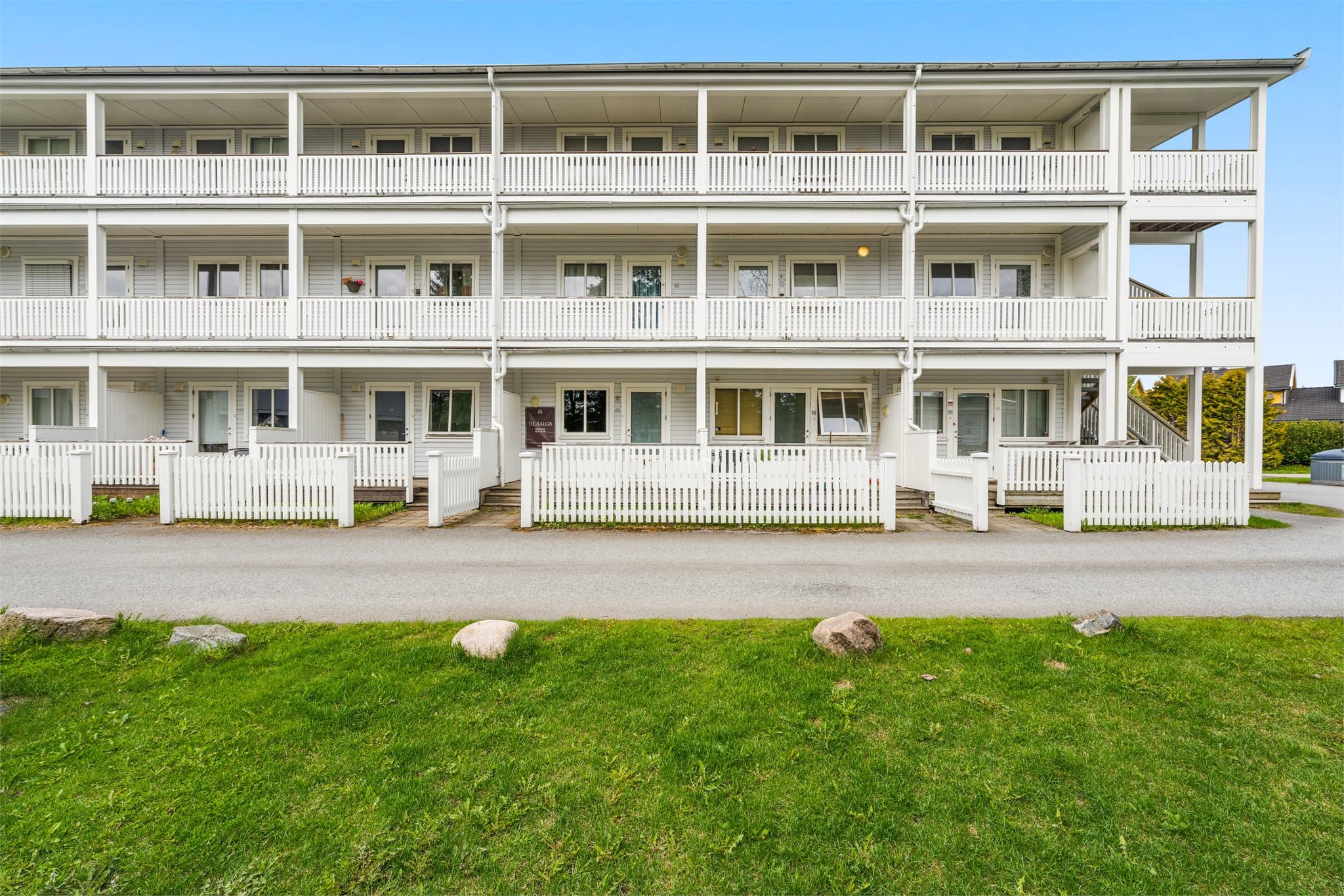 Leilighetene i 1. etasje har fine uteplasser på begge sider.