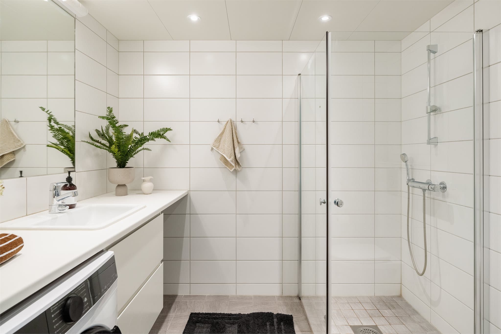 Badet har en god størrelse, med rikelig benkeplass og skuffer til oppbevaring av toalettartikler.