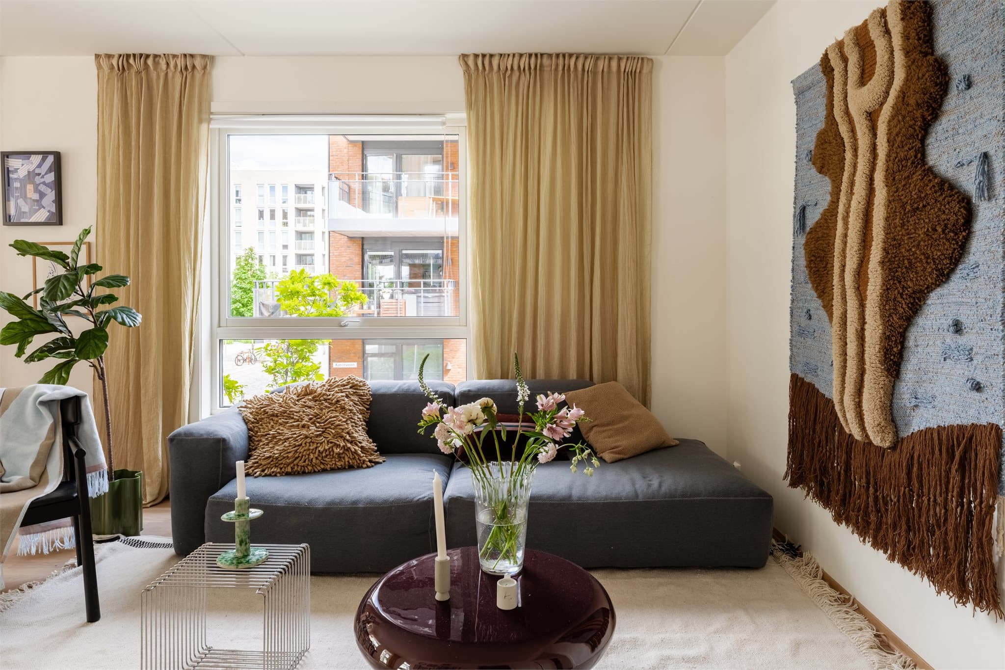 Stuen har god plass til sofagruppe, sofabord og annet ønsket møblement.