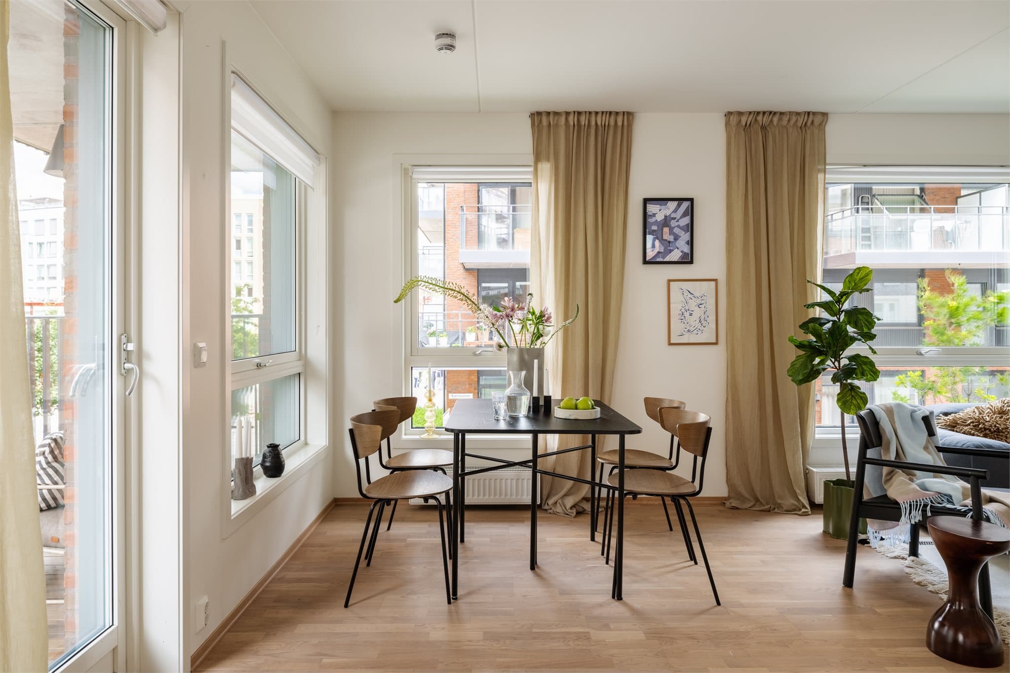 Her er det naturlig plass til spisebord, perfekt for hyggelige sammenkomster med venner og familie.