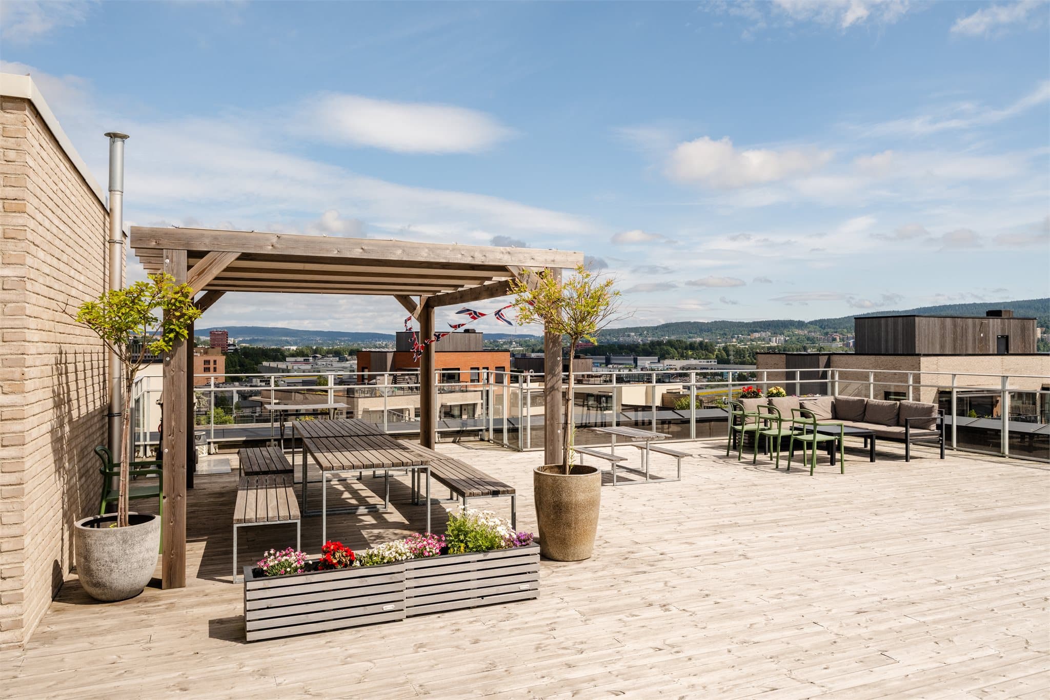 Den flotte takterrassen innbyr til avslappende sommerdager og hyggelige stunder med venner og familie.