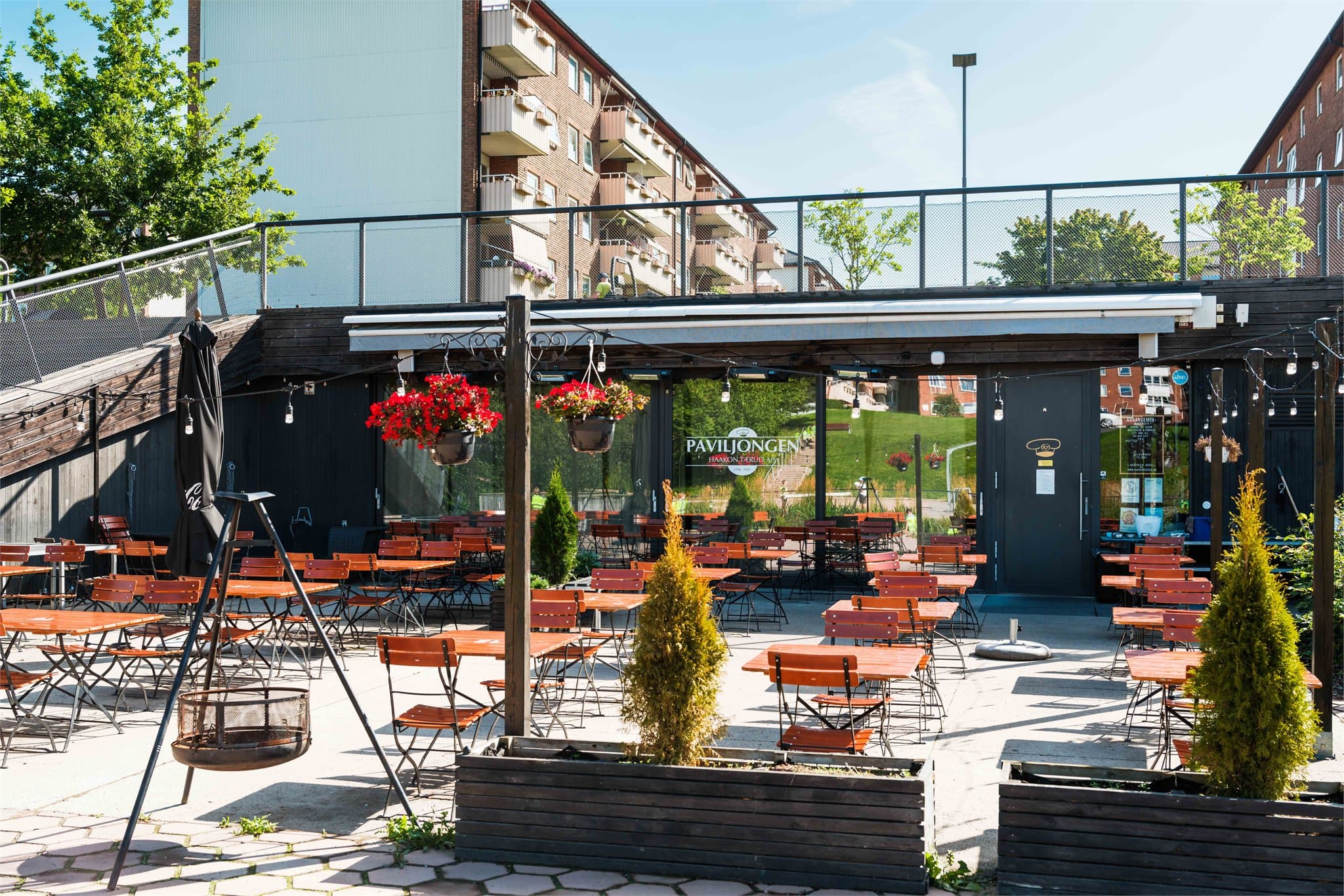 Her finner man også Paviljongen , en restaurant omgitt av grønne omgivelser.