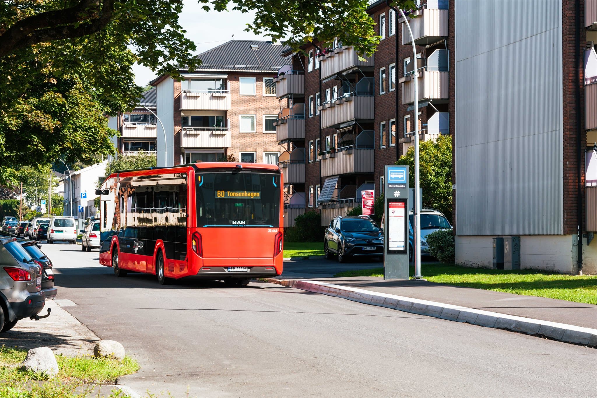 I tillegg til T-bane er det bussforbindelser en kort gåtur fra leiligheten.