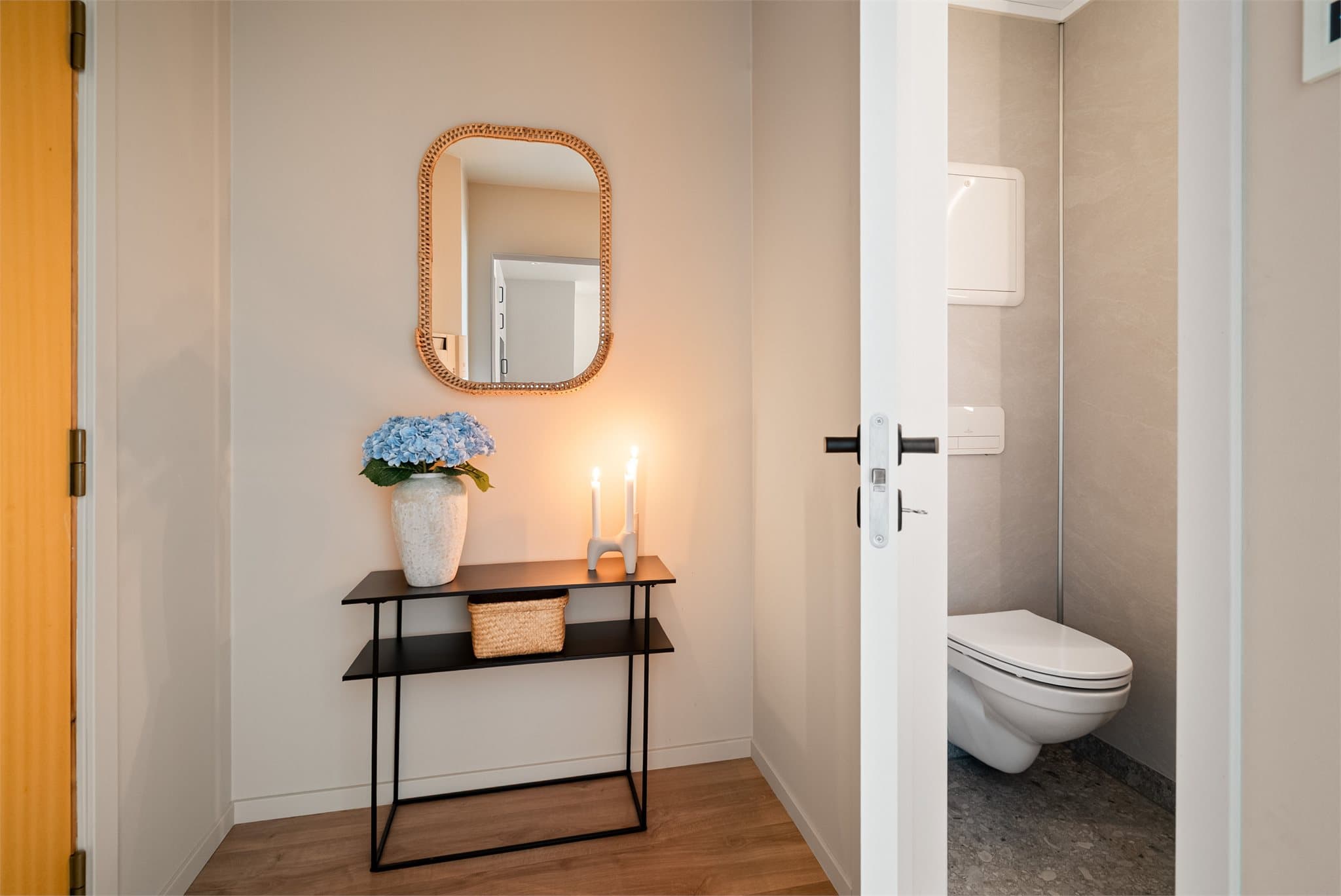 Fra entréen har man inngang til badet.