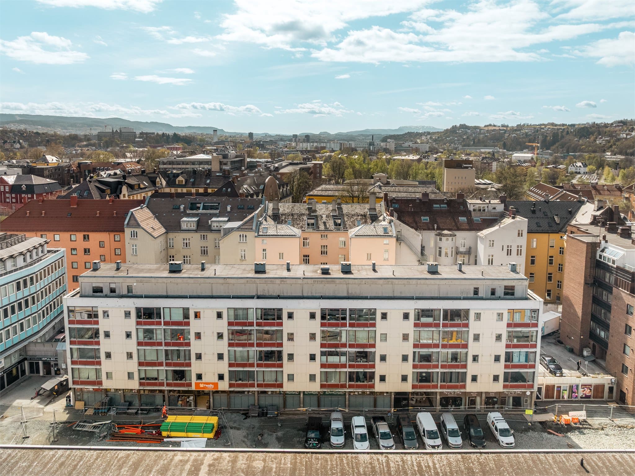 Her bor du midt i sentrum. Bunnpris med søndagsåpent er kun ett minutt unna, og Trondheim Torg nås på fire minutters gange.