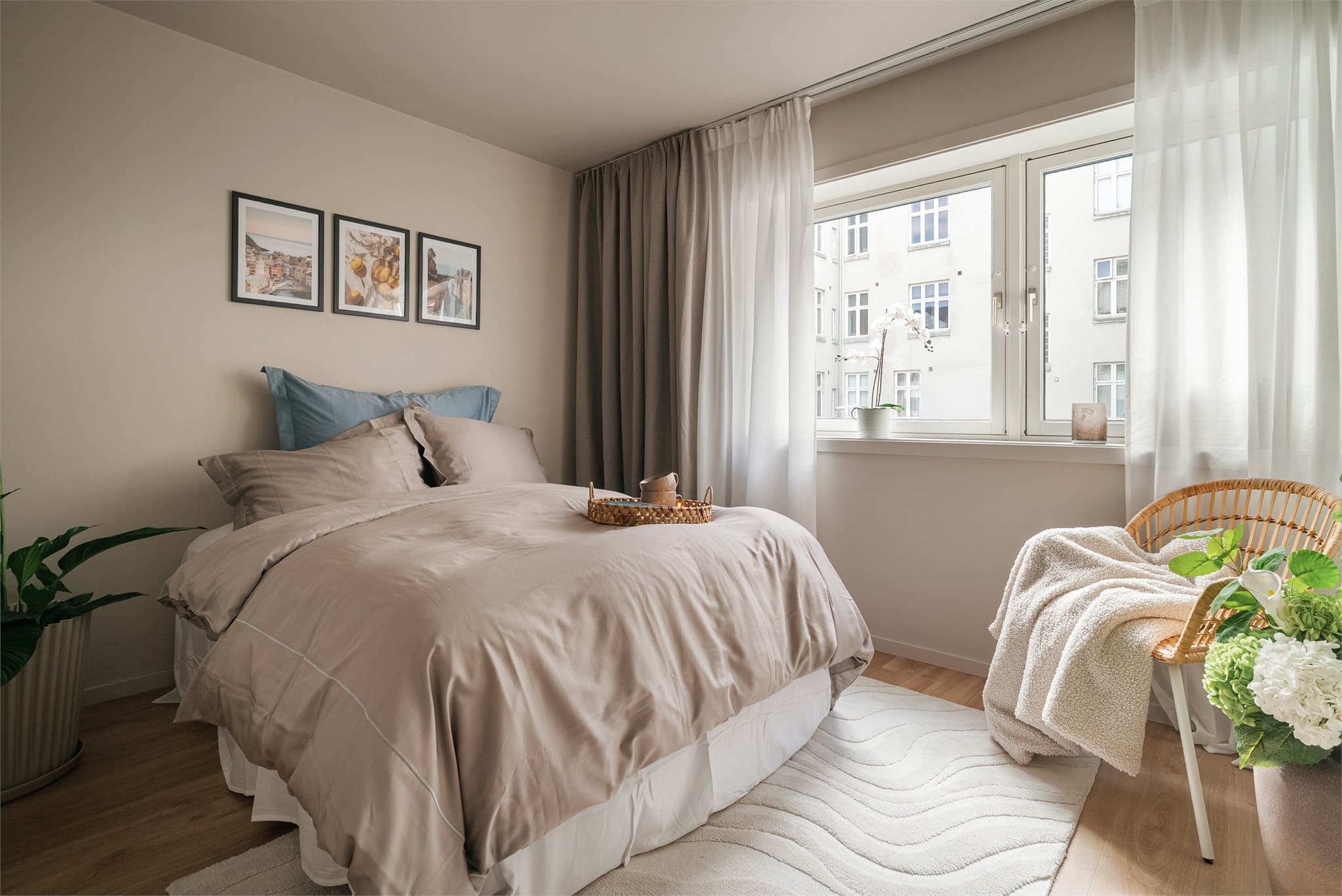 Lyst og innbydende soverom med store vindusflater som slipper inn rikelig med dagslys.