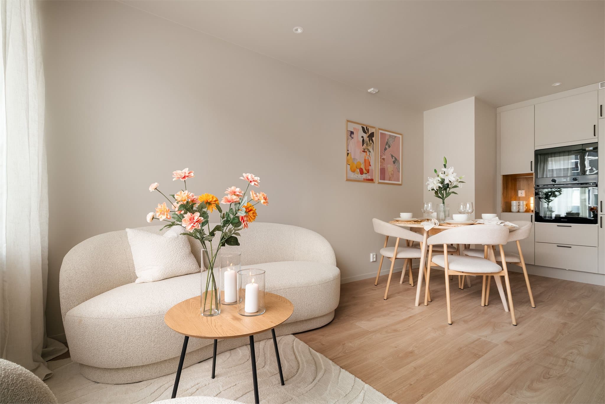 Stuen er enkel å møblere, med plass til både sofagruppe og spisebord.