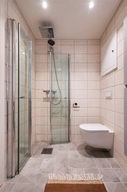 Baderom med flislagte overflater og varmkabler.