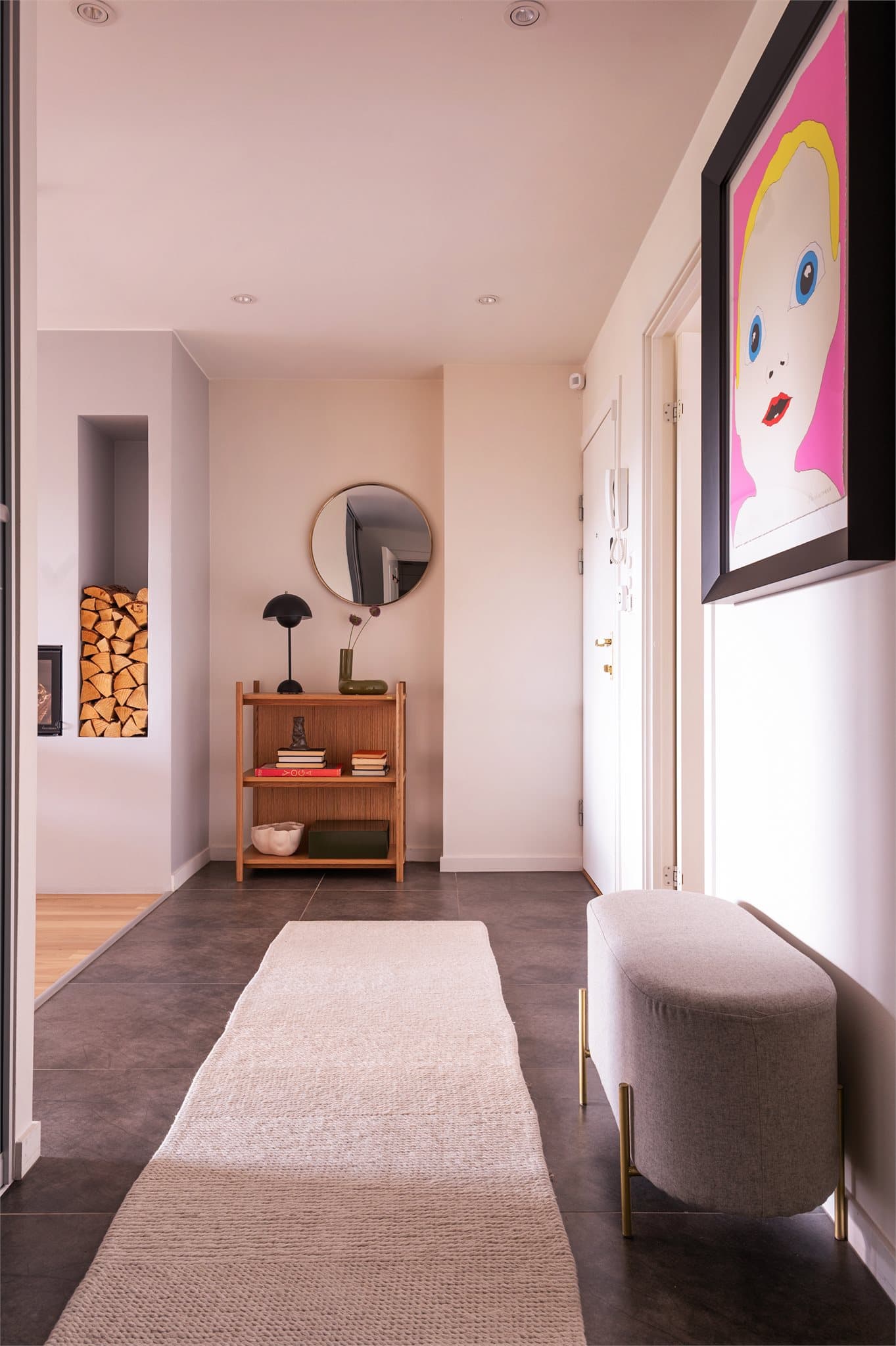 En flislagt entré med varmekabler ønsker deg velkommen inn.