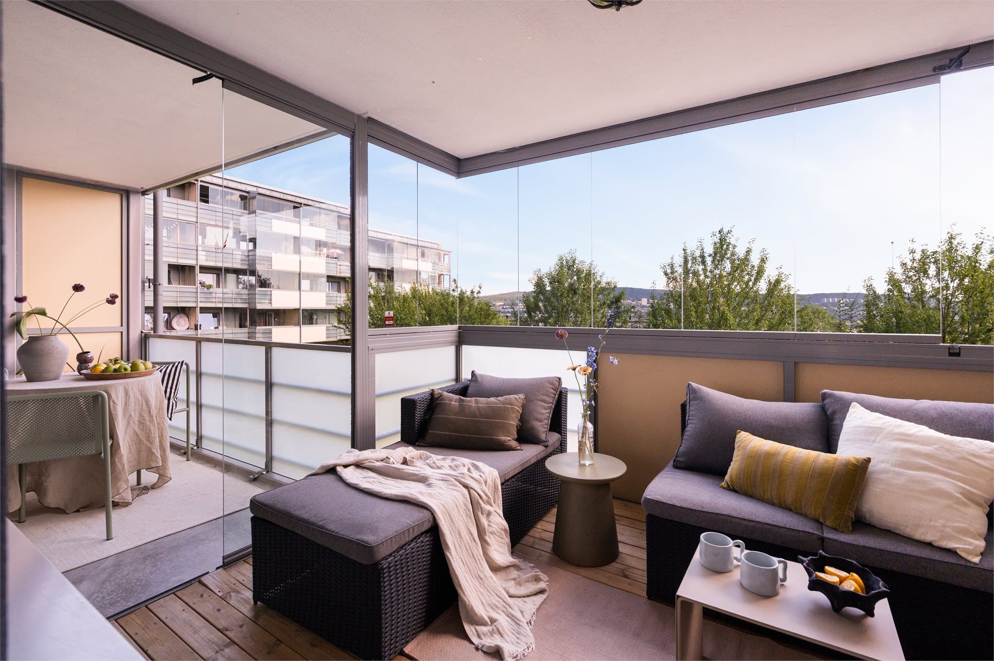Dette er en lekker 4-roms leilighet med solrik balkong og herlig utsikt.