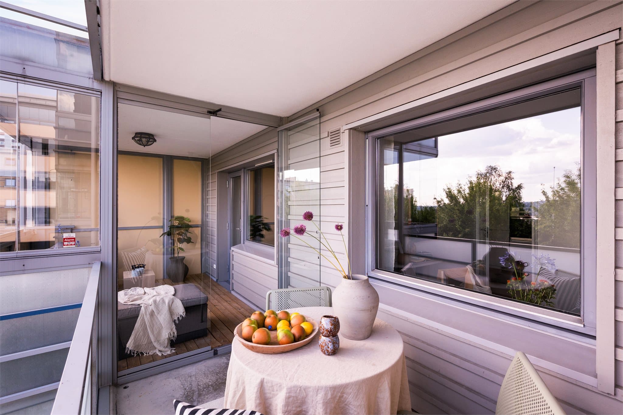 Stor balkong som er delt inn i to soner, hvorav den ene delen er innglasset.