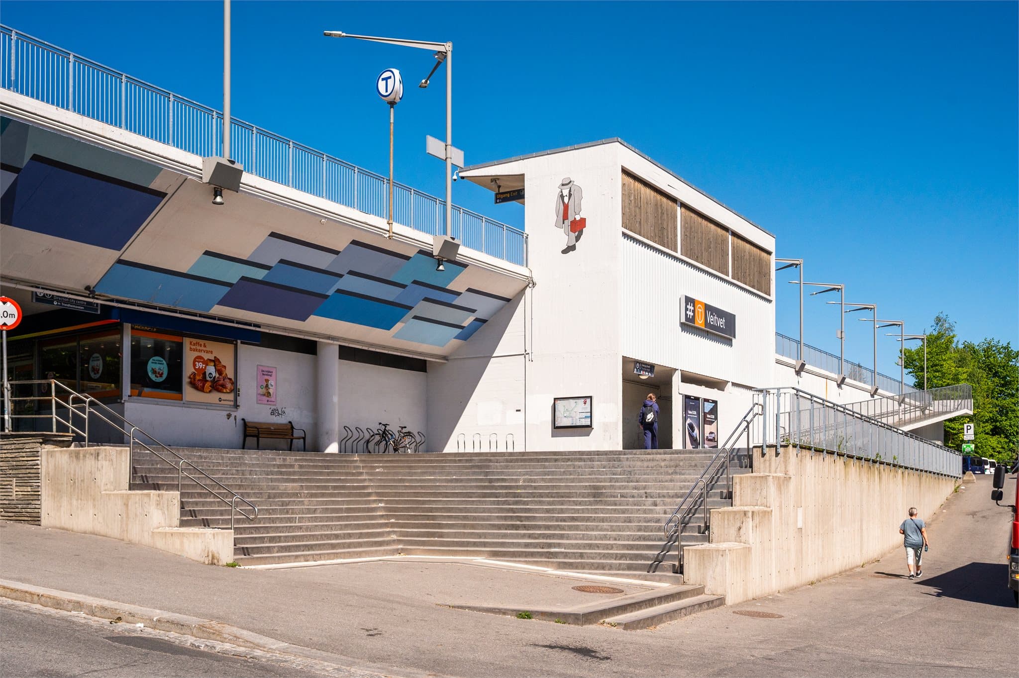Veitvet t-bane er i umiddelbar nærhet til leiligheten.