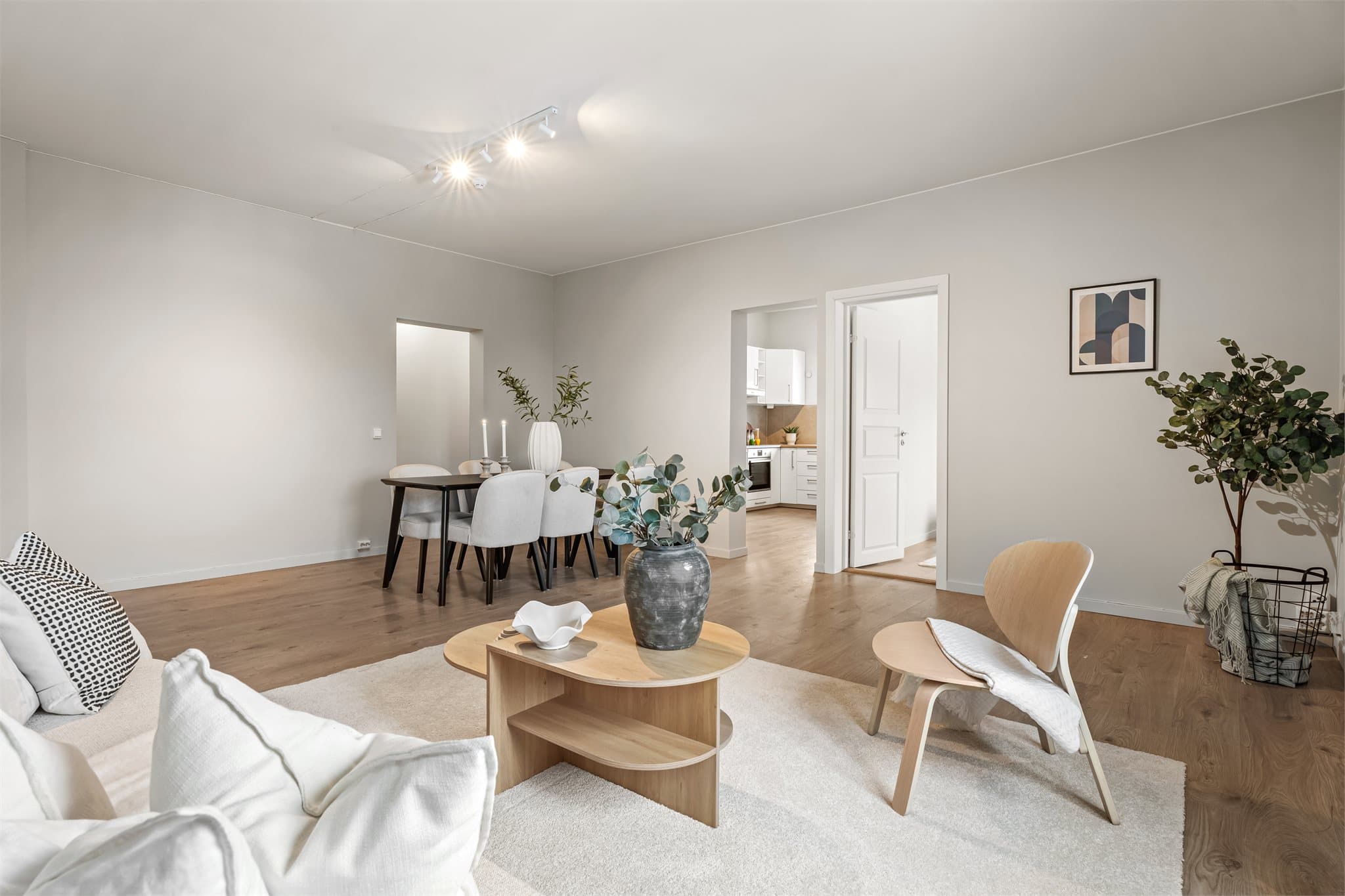 Gjennomgående lyse overflater gir en luftig romfølelse.