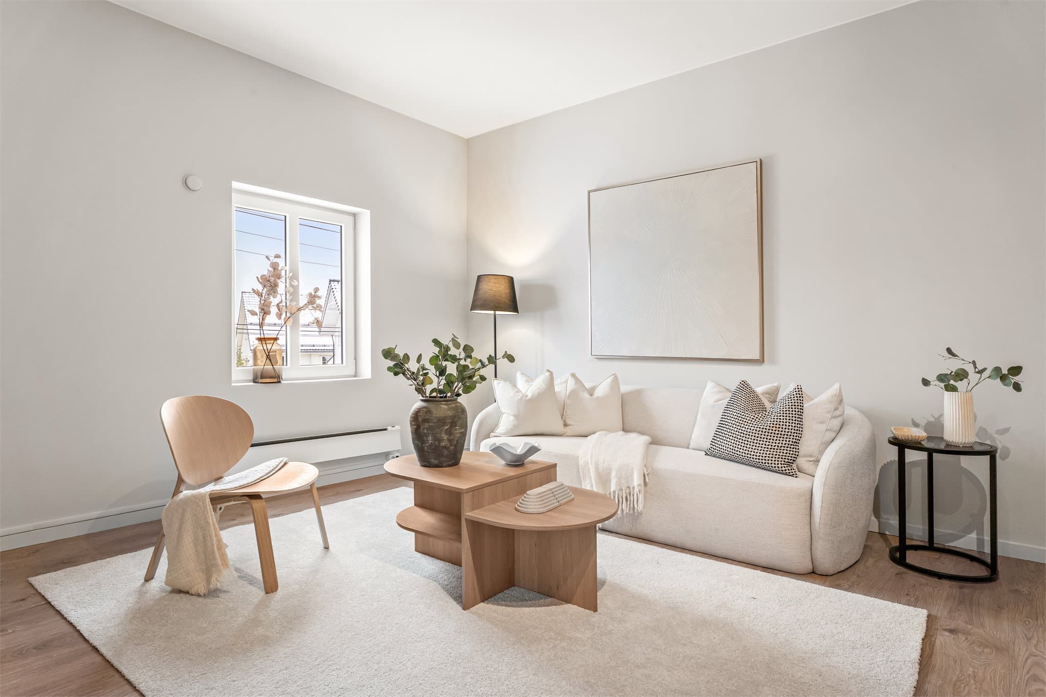 Lys og romslig stue med god takhøyde.