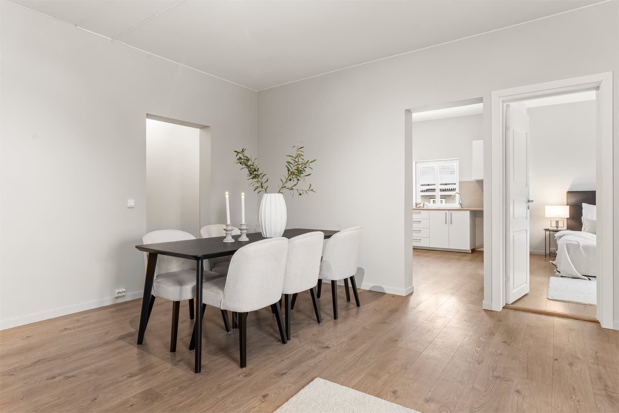 I oppholdsrommet har du god plass til en egen spisesone.