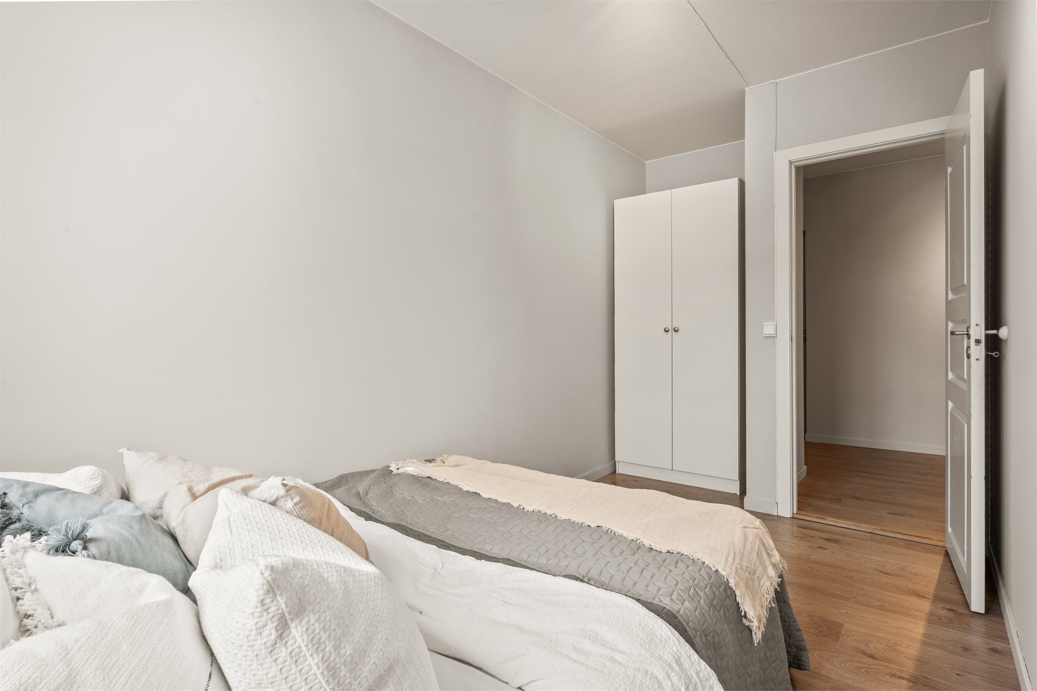 Her har du god plass til dobbeltseng og tilhørende soveromsmøbler/skap.