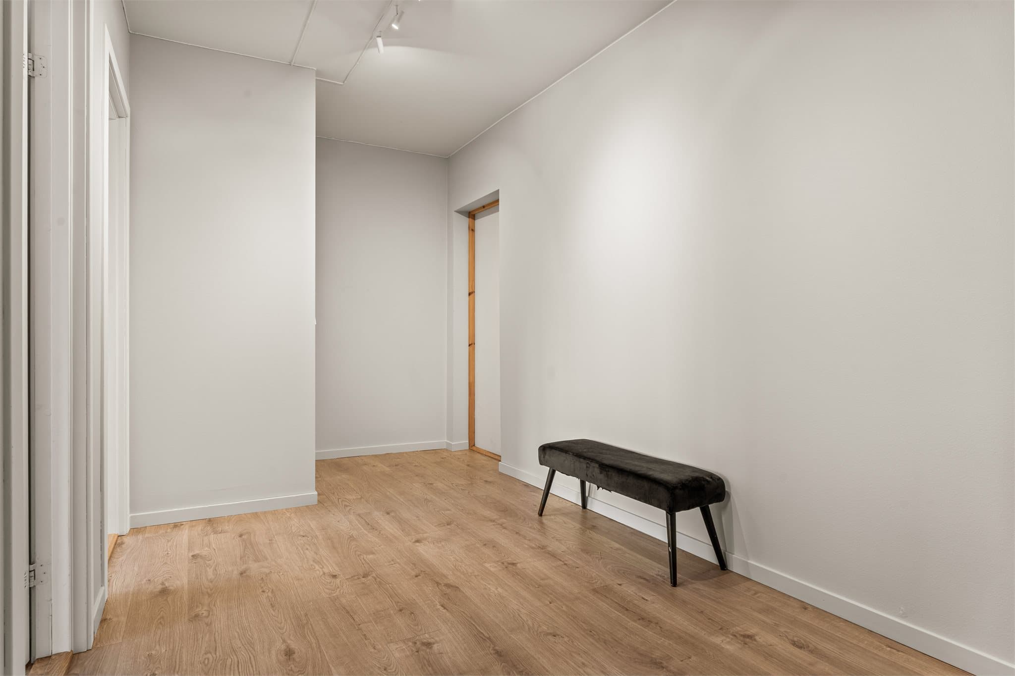 Entréen er lys og romslig, noe som gir et godt førsteinntrykk.