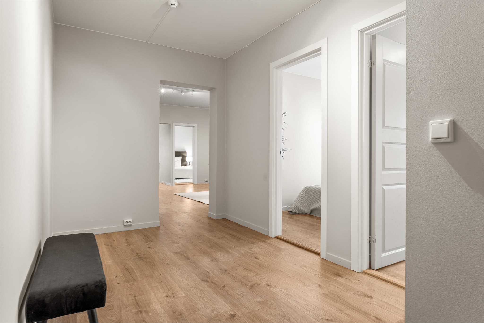 Her har du god plass til oppbevaring av klær og sko.