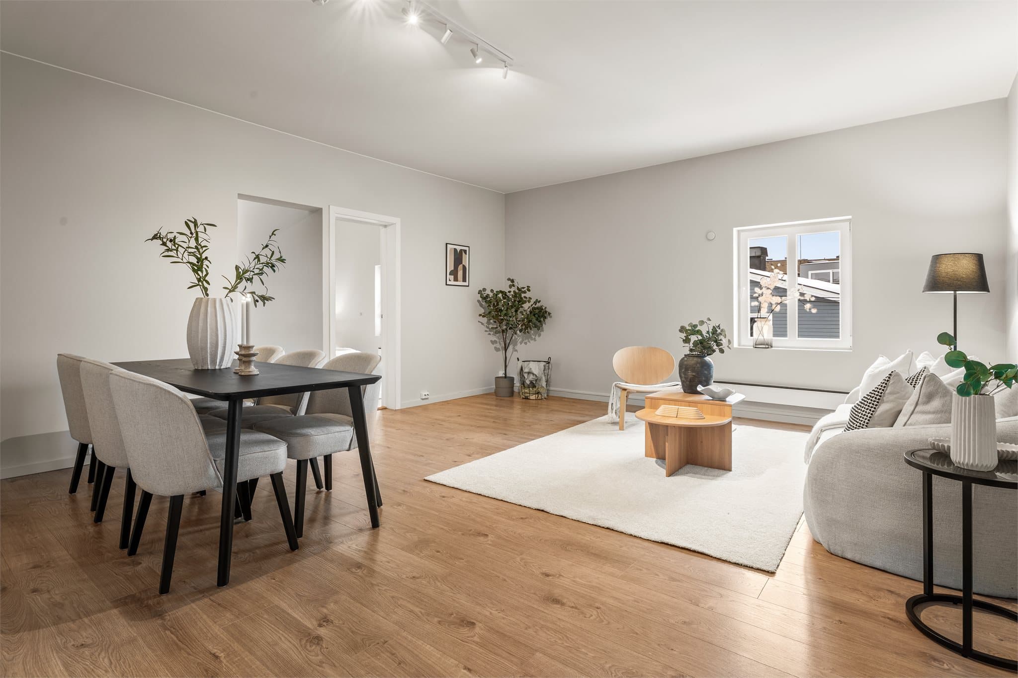 En lys og romslig 4-roms selveier beliggende på Strømmen.