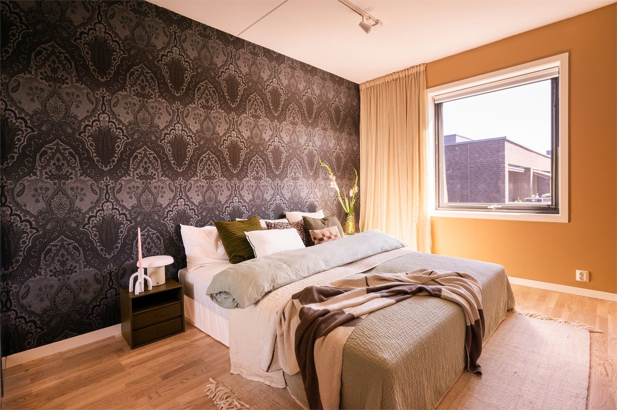 Svært romslig hovedsoverom med god plass til dobbeltseng og tilhørende nattbord.