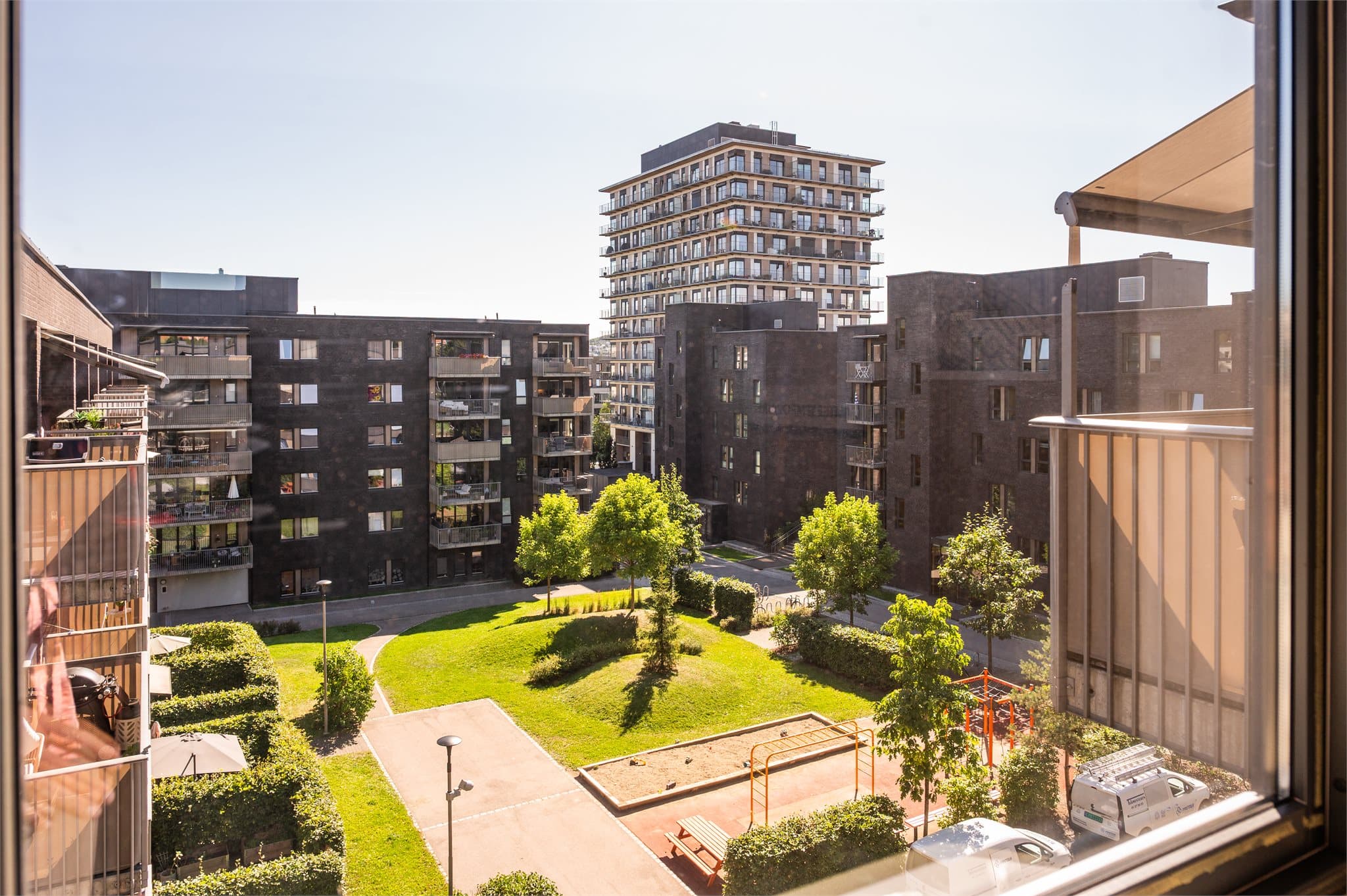 Hyggelig grønt utsyn fra balkongen.