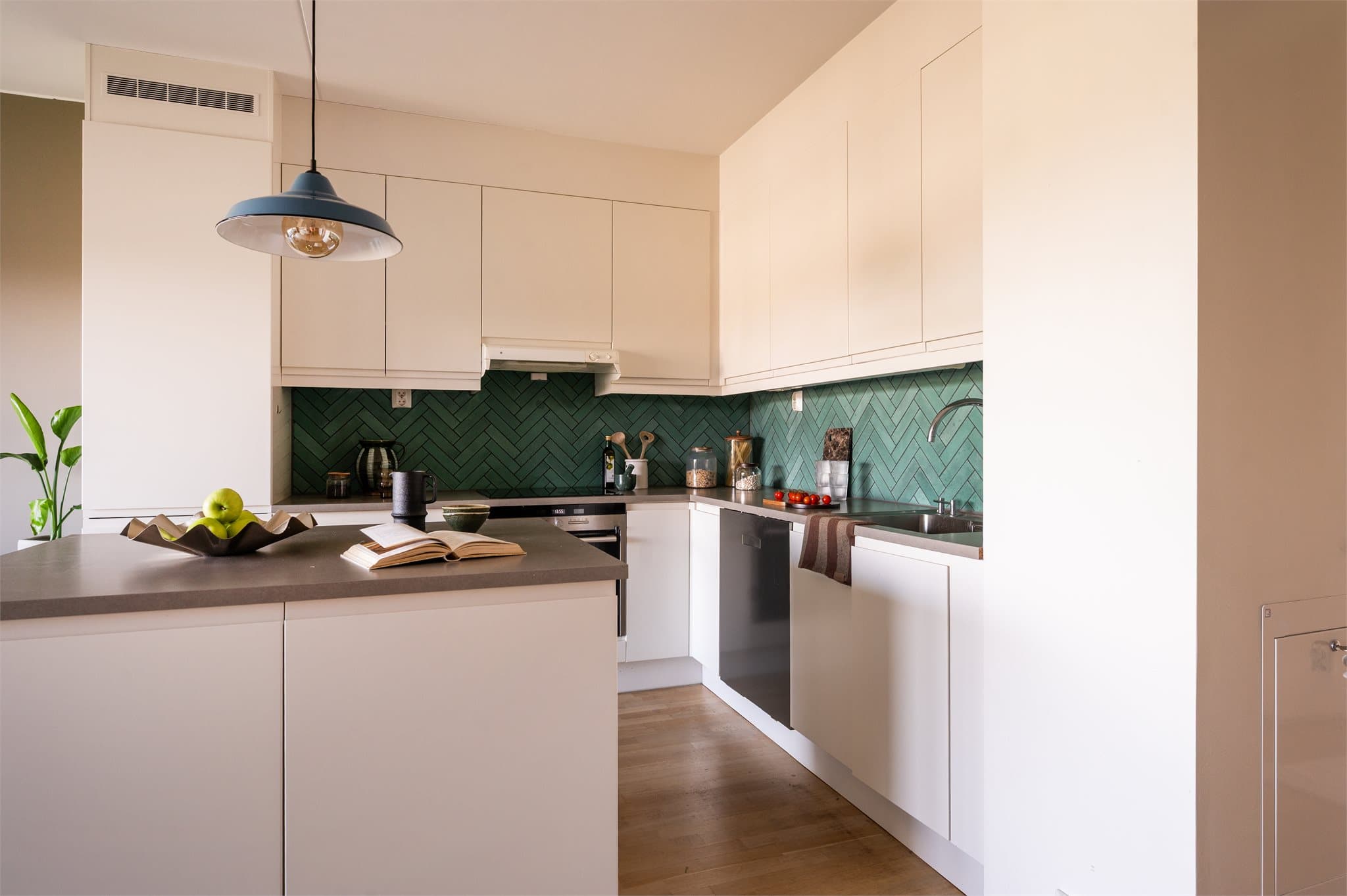 Kjøkkenøyen gir en fin soneinndeling mellom kjøkkenet og stuen.