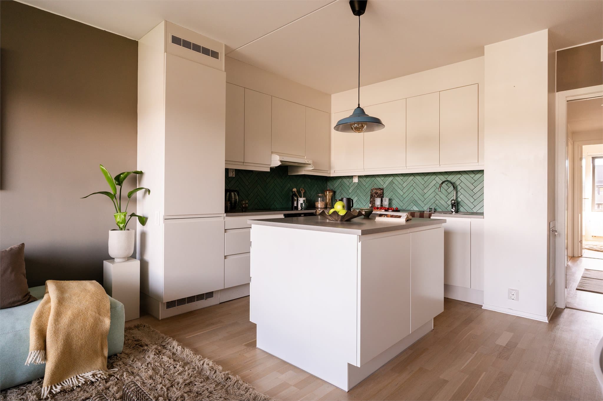 Delikat kjøkken med integrerte hvitevarer.