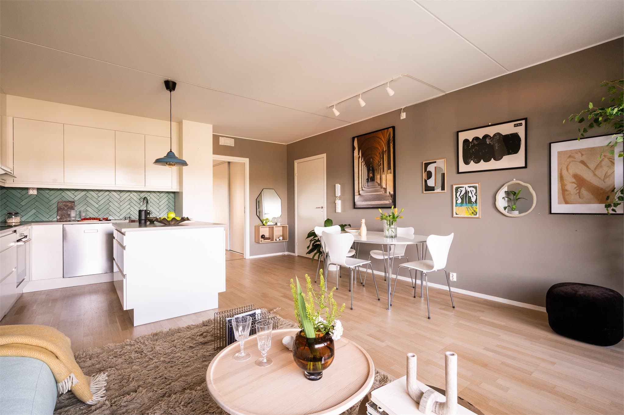 Leiligheten er romslig og har godt med plass til å innrede etter eget ønske og behov.