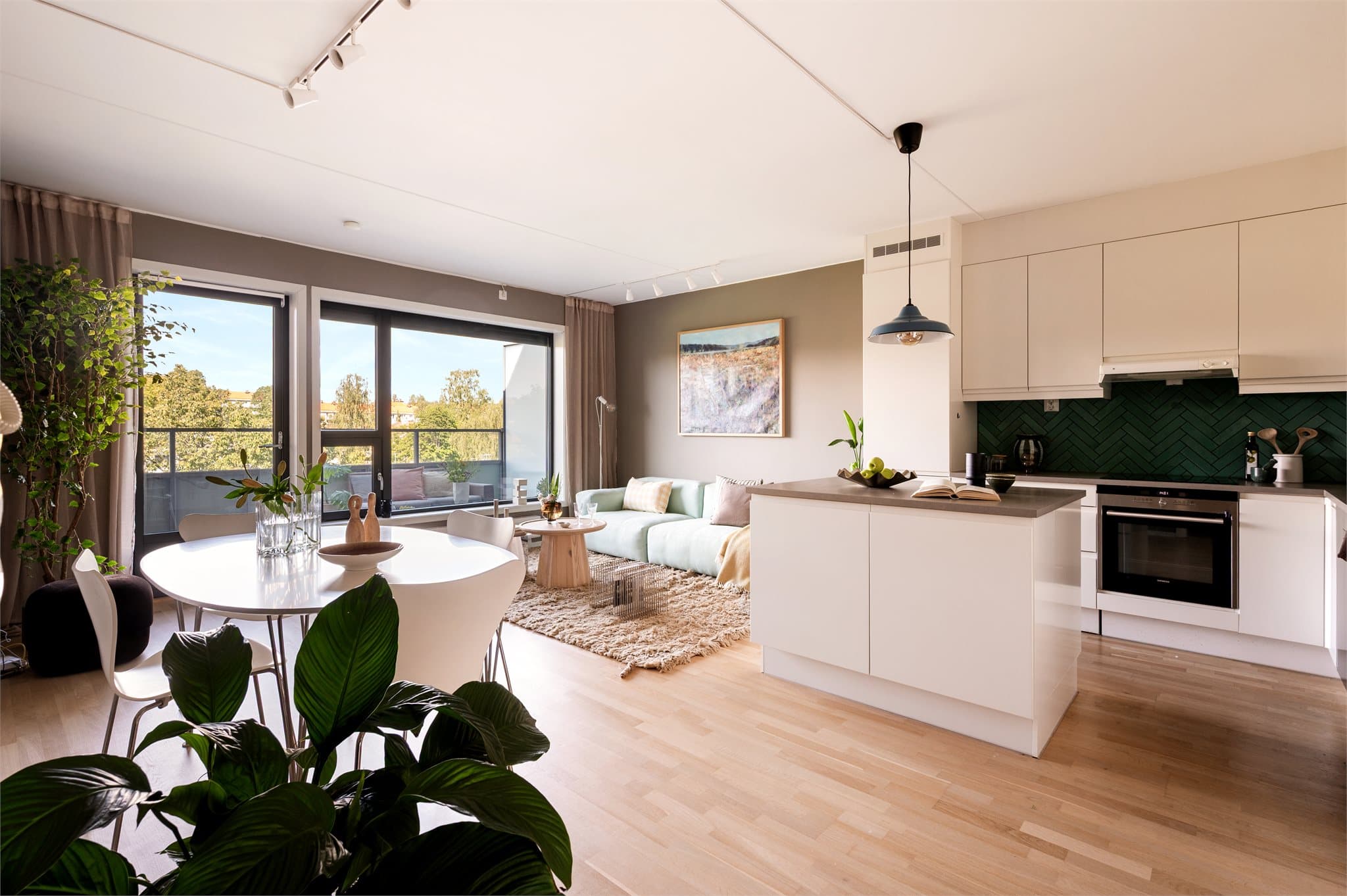 Her har du god plass til stort spisebord hvor du kan invitere venner og familie til hyggelige sammenkomster.