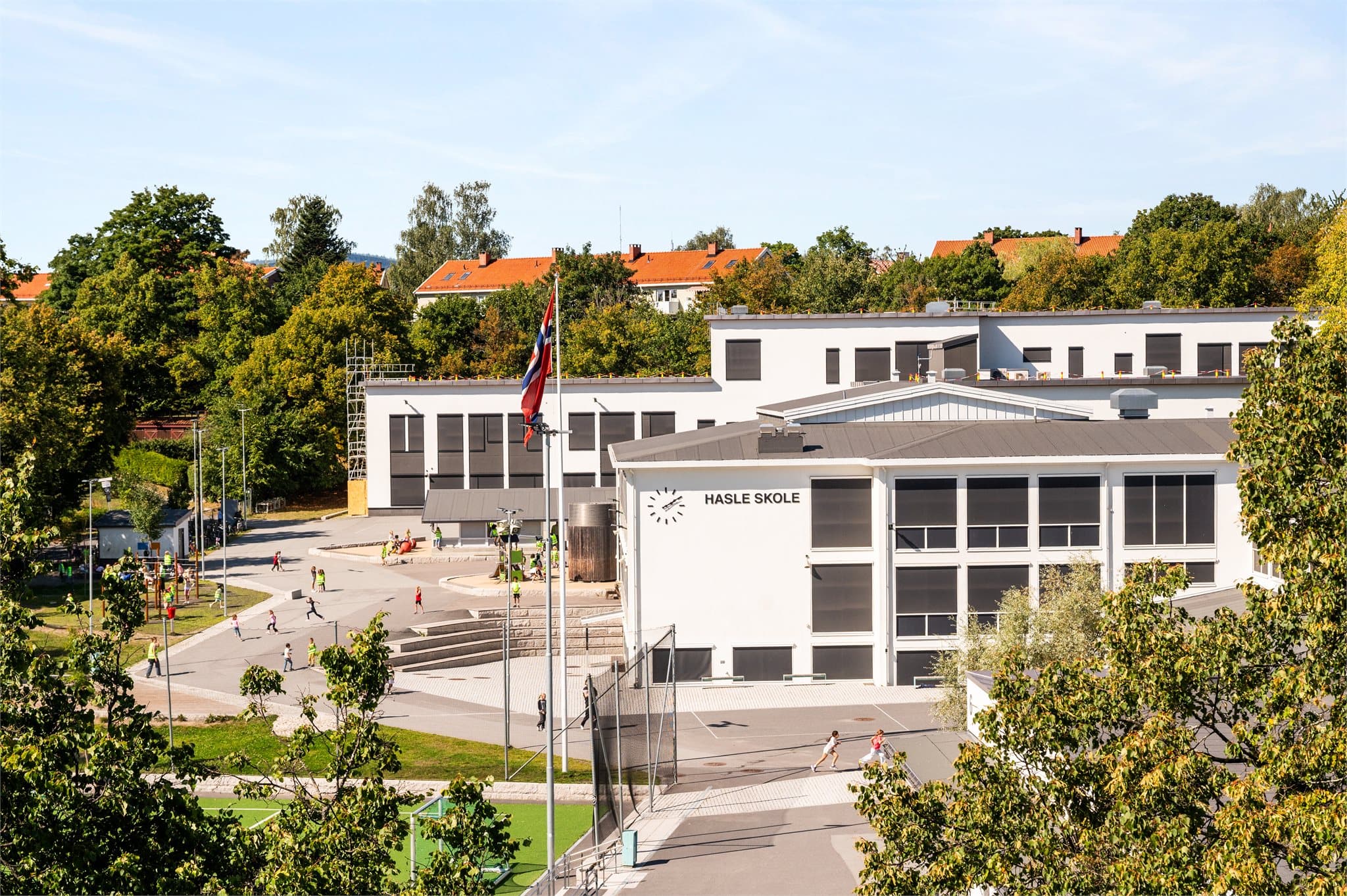 Barnefamilier vil sette pris på et godt utvalg av barnehager og skoler i området, blant annet Espira og Hasle Skole.