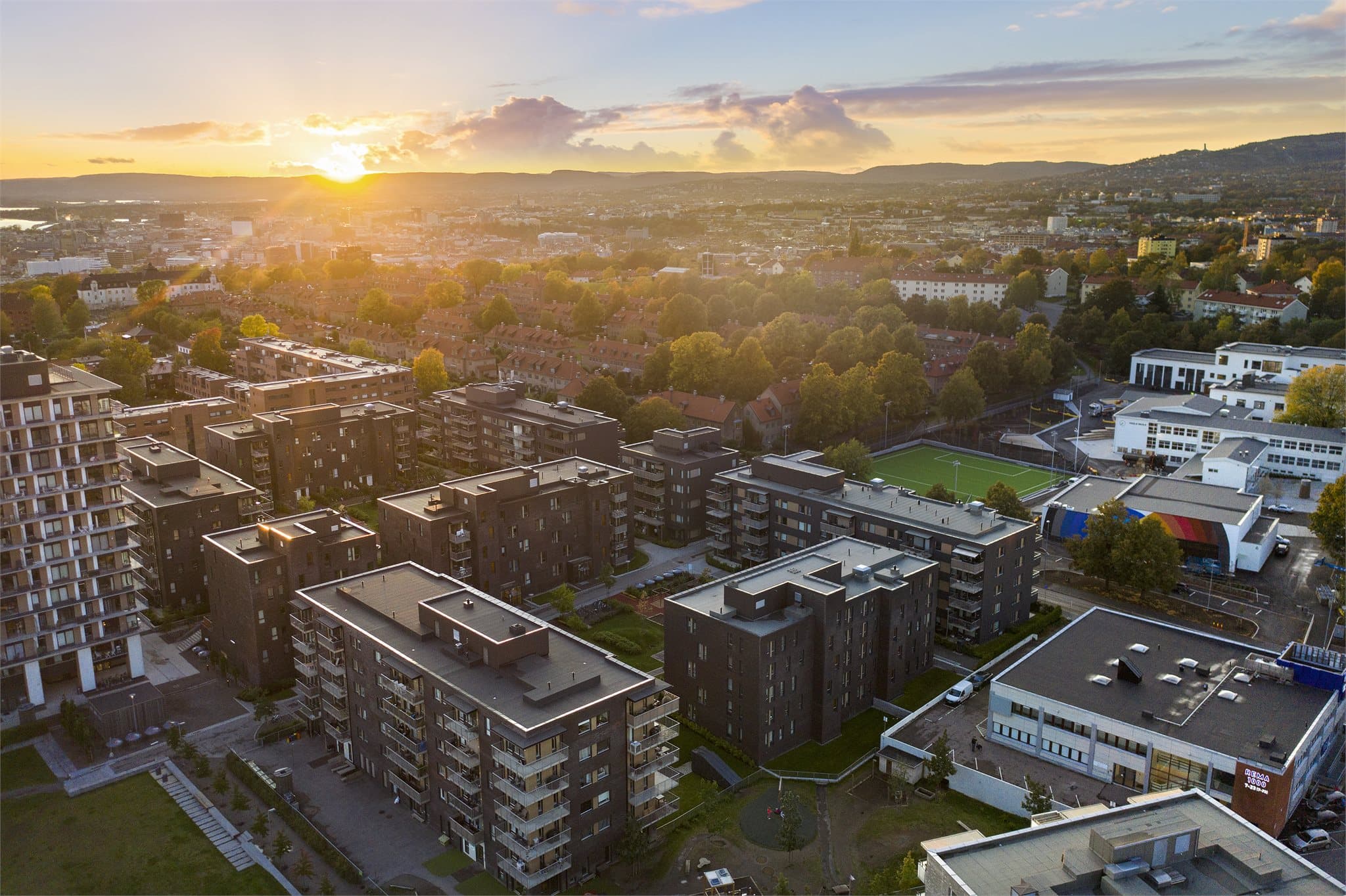 Det er kort vei til sentrale områder som Oslo sentrum, Grünerløkka, Tøyen og Carl Berner – med alt av storbyens fasiliteter.