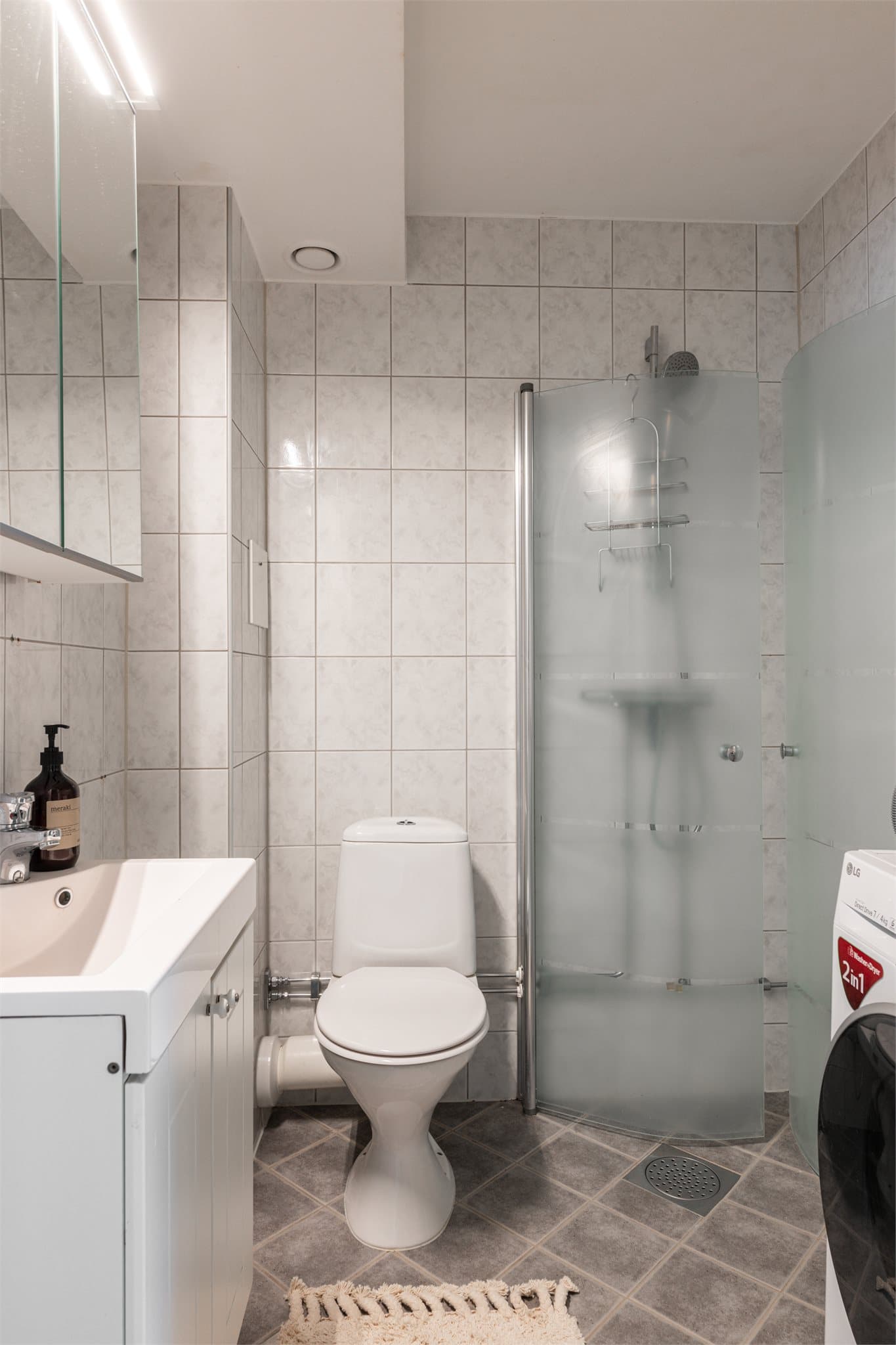 Badet har elektrisk gulvvarme og opplegg for vaskemaskin.