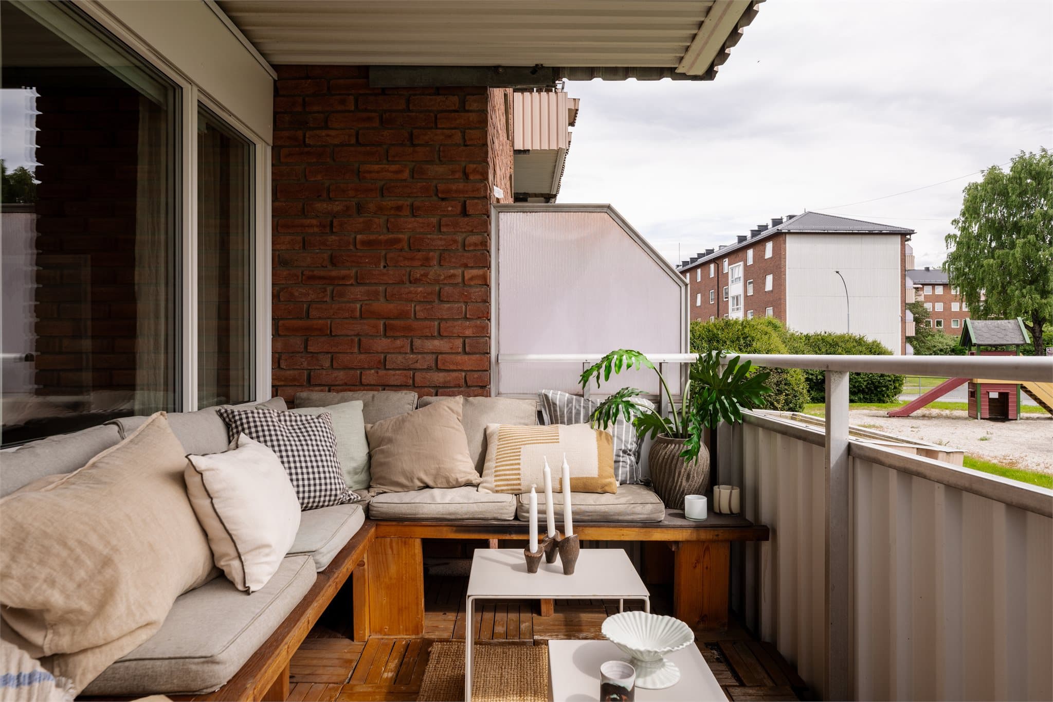 Balkongen byr på gode møbleringsmuligheter med plass til loungegruppe, spisebord, grill og beplantning.