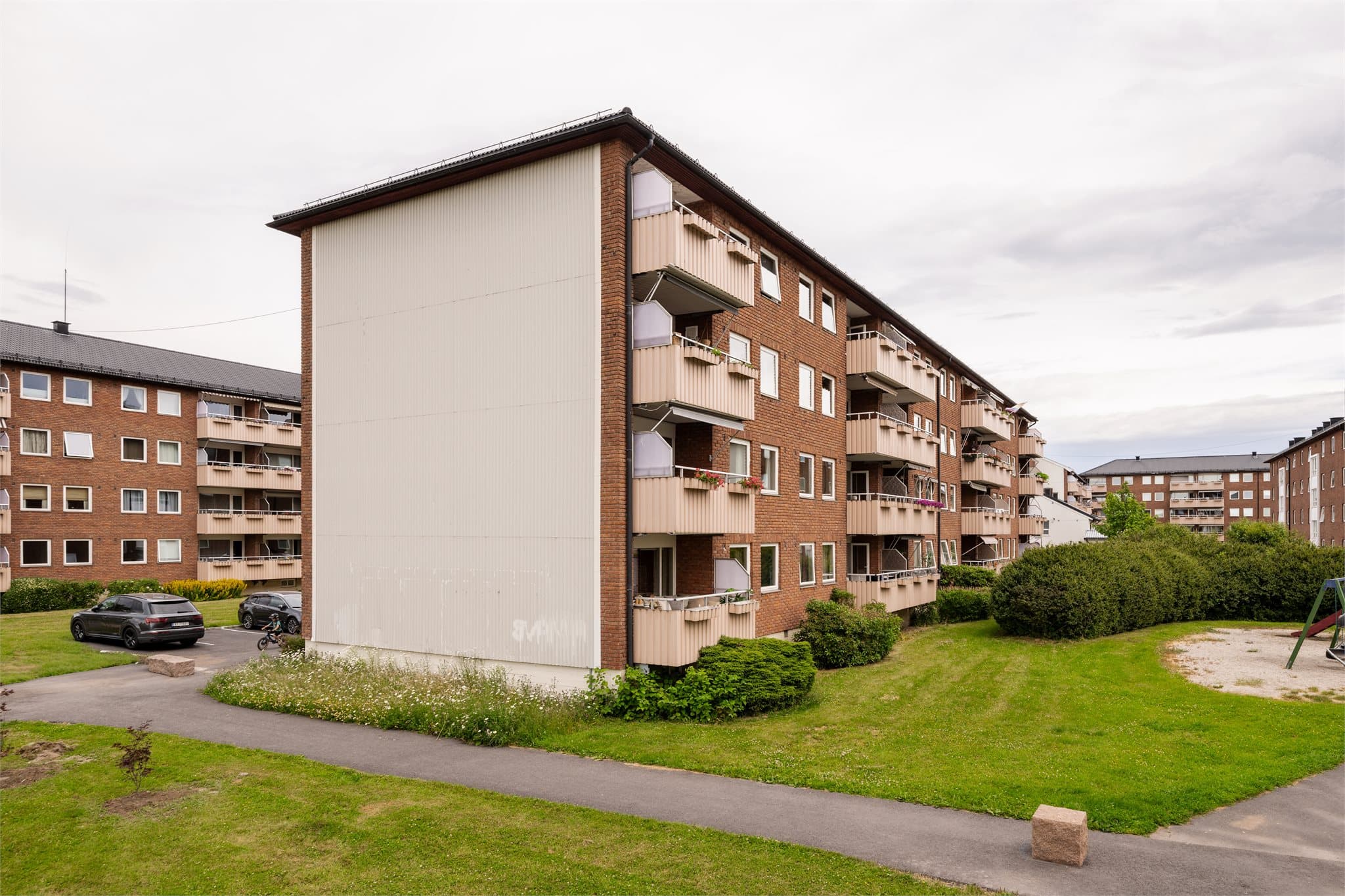 Borettslaget har store, grønne fellesarealer med lekeplass.