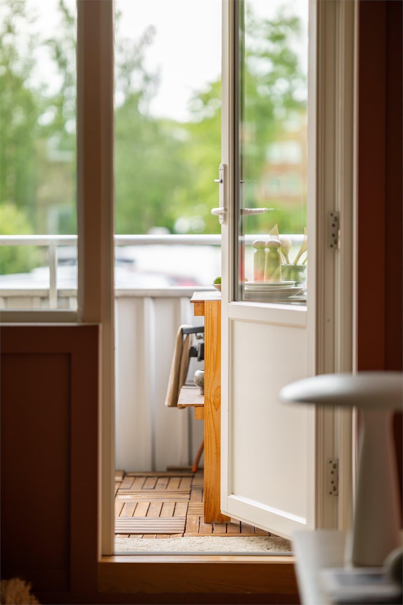Sydvendt, takoverbygget balkong på ca. 7 m² med utgang fra stuen.