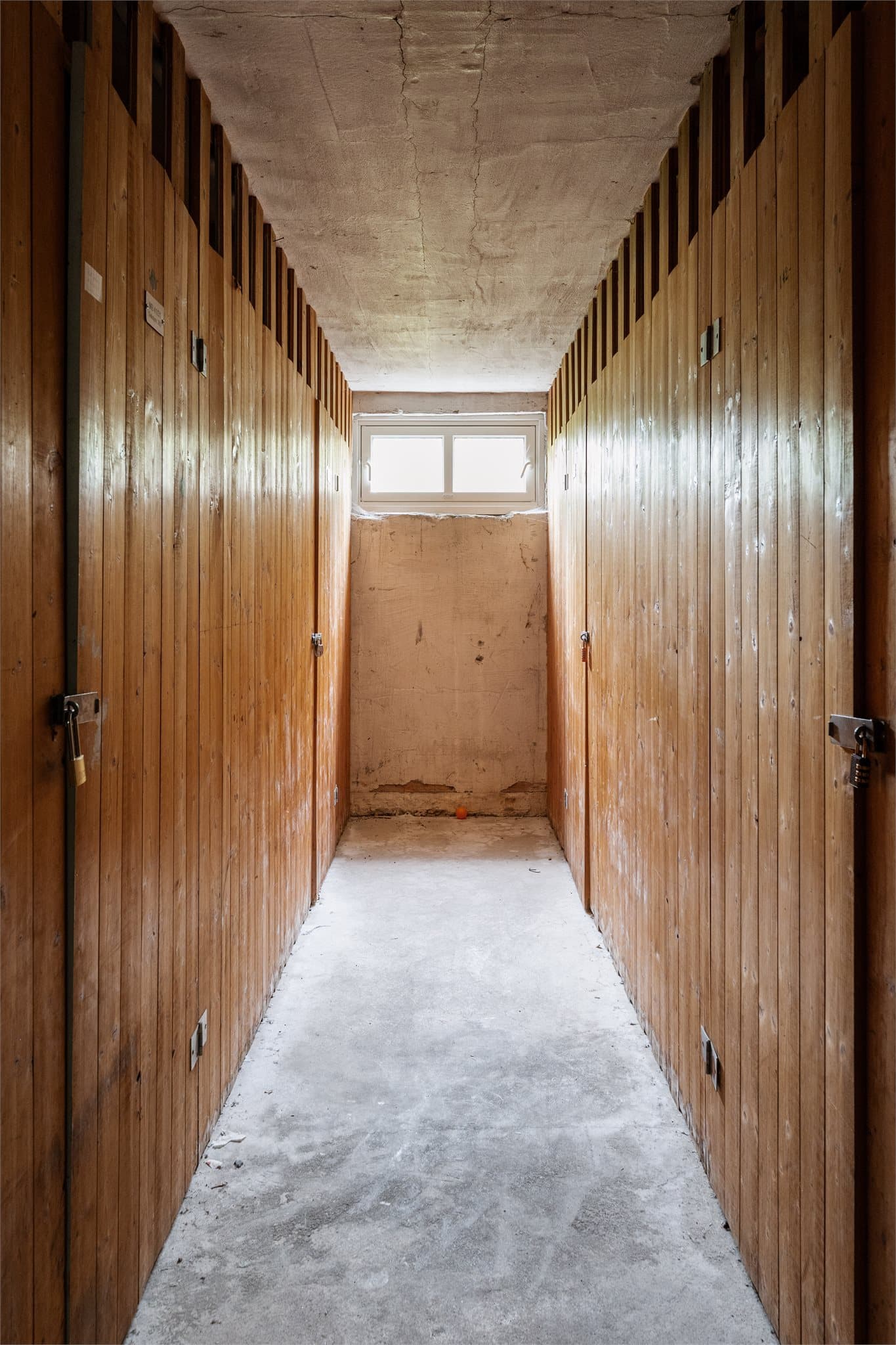 Leiligheten disponerer en kjellerbod på ca. 5 m² og en stor loftsbod.