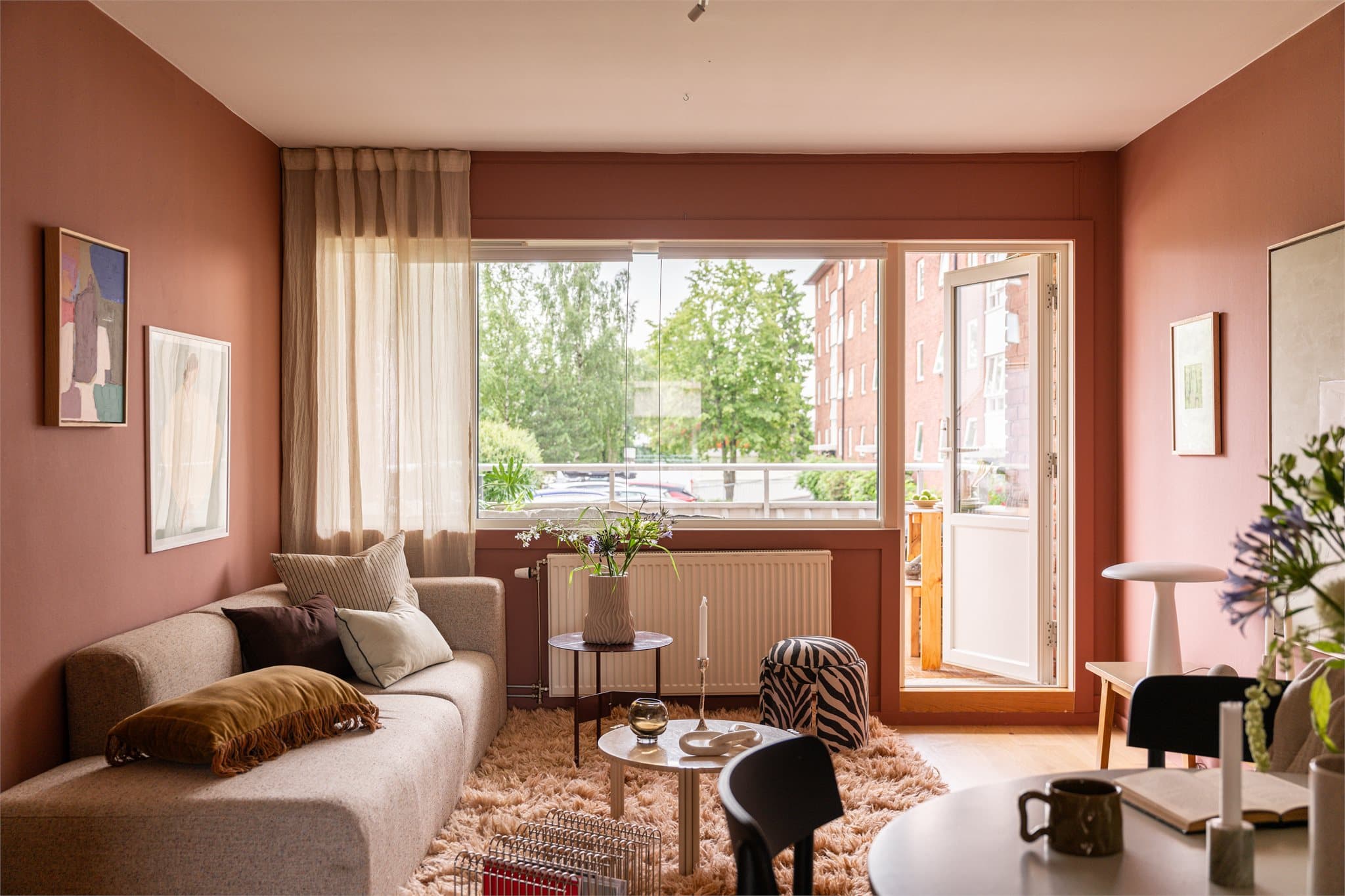 Oppvarming via radiatorer, varmtvann og internett er inkludert i felleskostnadene.