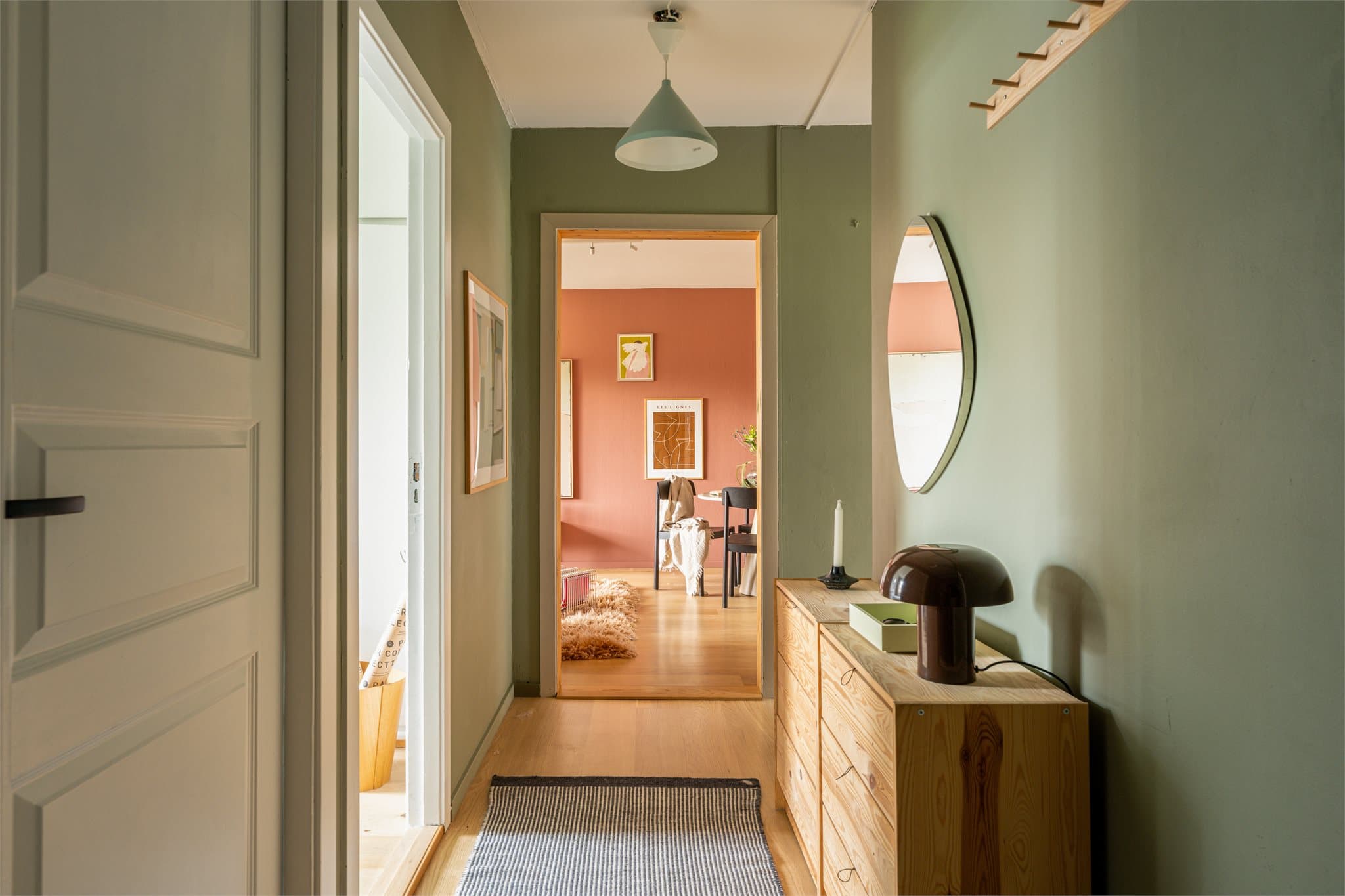 Innbydende entré med plass til oppbevaring av yttertøy og sko.
