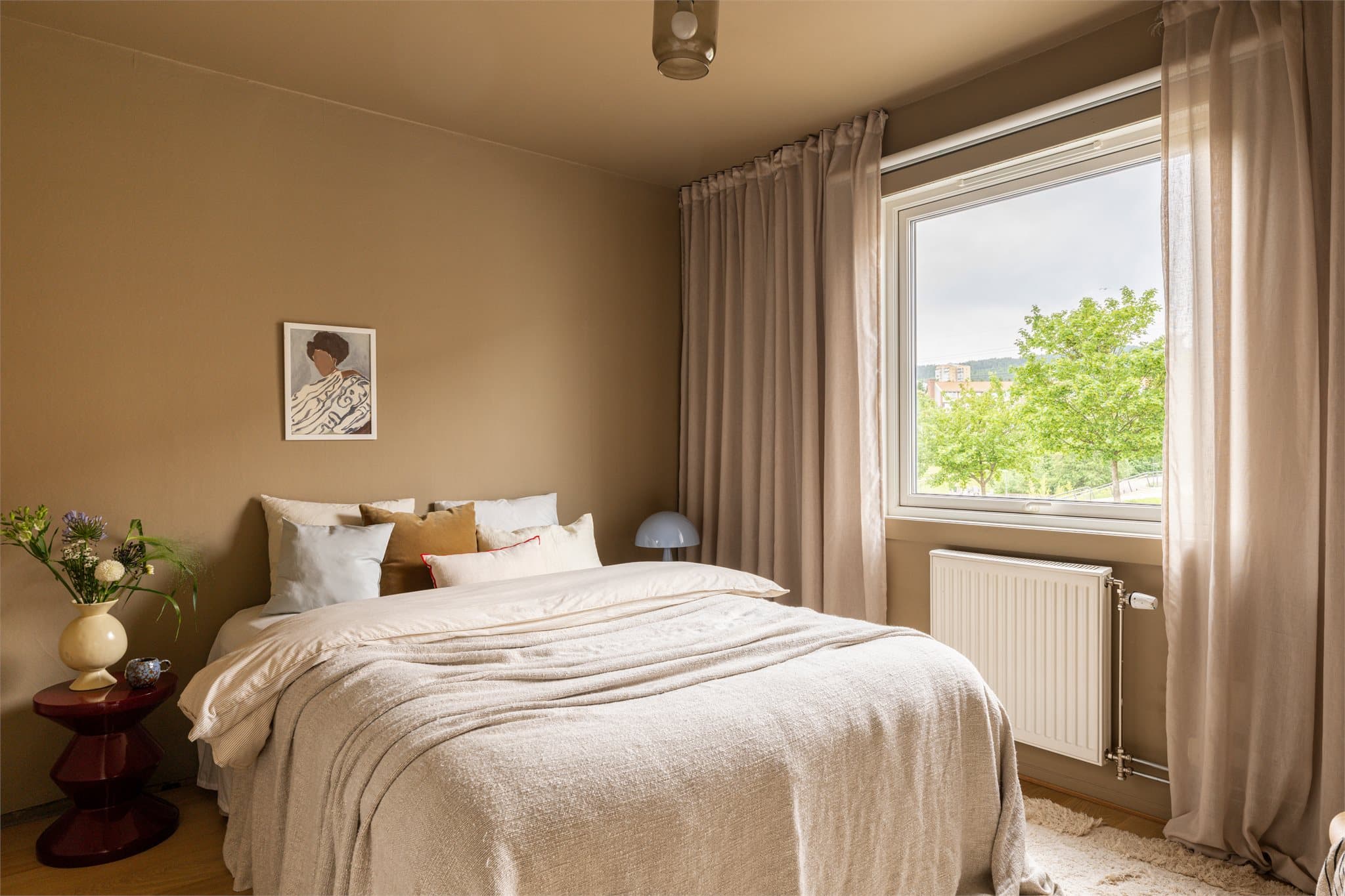 Hovedsoverommet har god plass til dobbeltseng og vender mot rolige omgivelser.