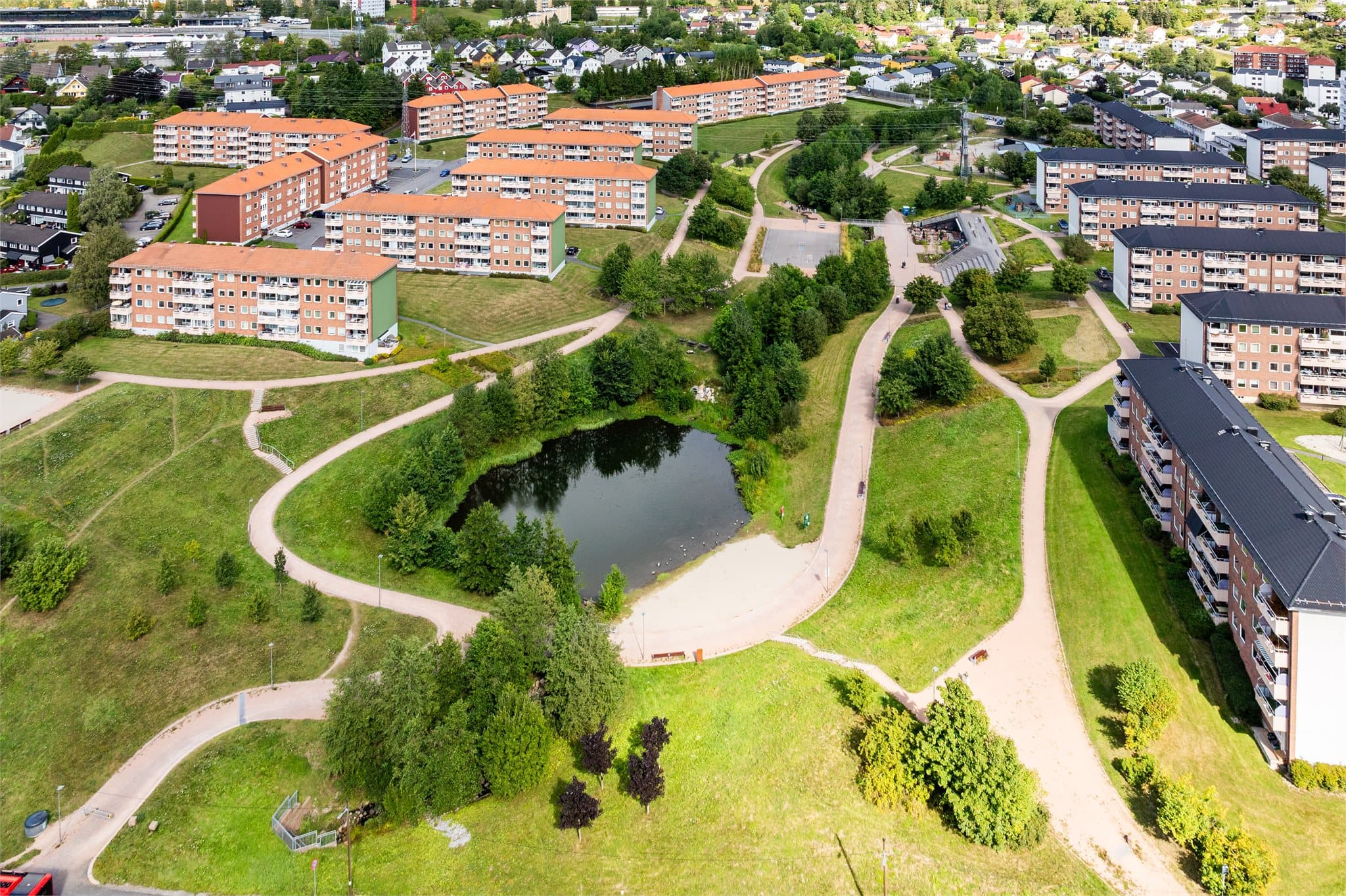Rett ved boligen ligger den prisvinnende Bjerkedalen park med badedam og store grøntarealer.