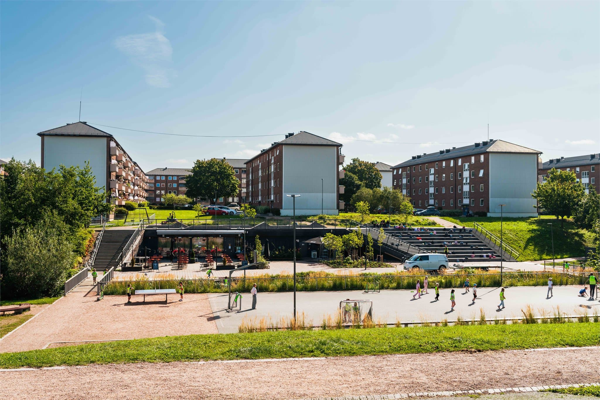 I parken er det ballbaner, lekeområder og en populær paviljong med kafé.