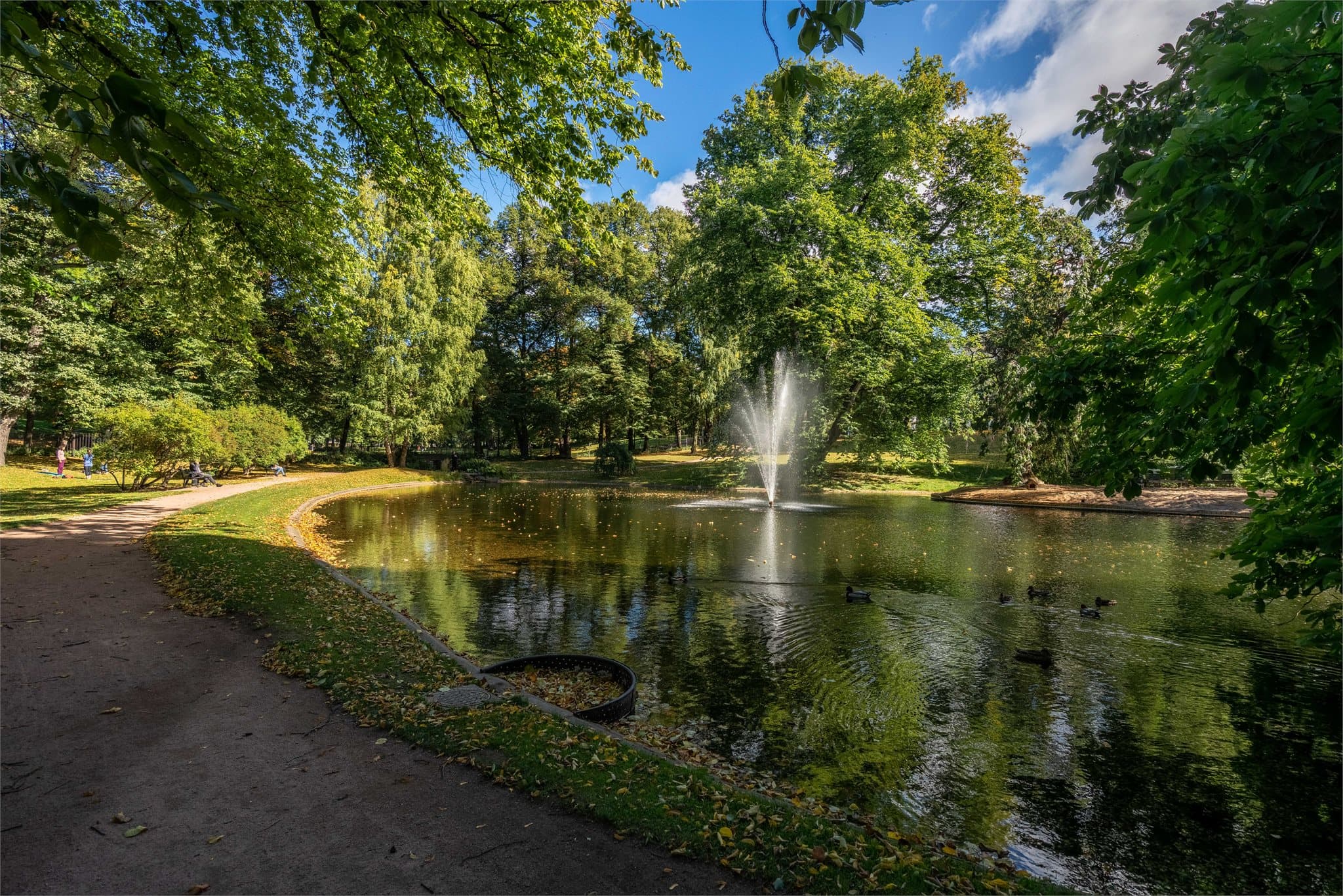 De velholdte parkområdene gir en unik mulighet for en rolig tilværelse midt i byen, perfekt for rekreasjon sommer som vinter. Foto fra Slottsparken.