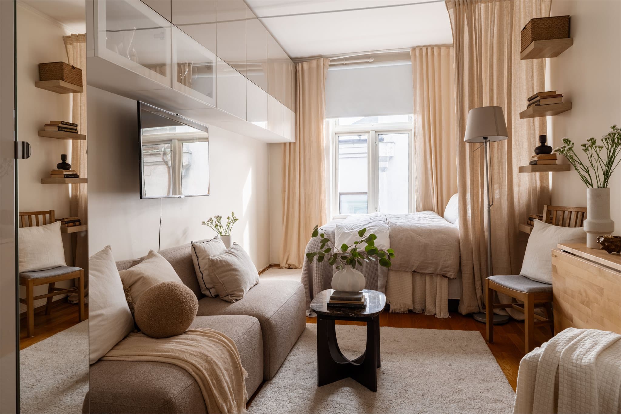 Leiligheten er arealeffektiv med en takhøyde på ca. 2,7 meter, noe som gir en luftig romfølelse.