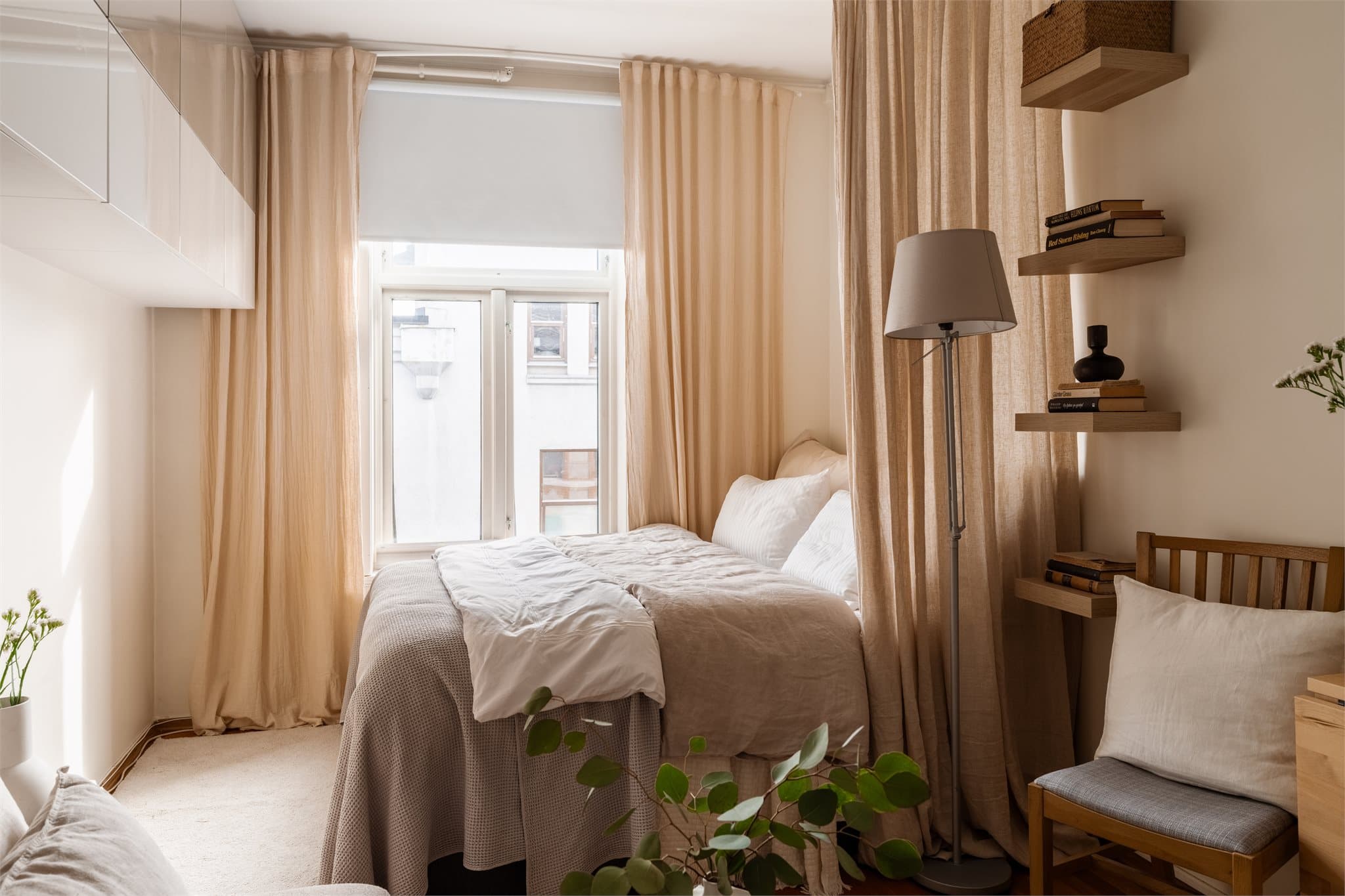 En praktisk sovealkove skaper en naturlig soneinndeling og gir rommet en funksjonell adskillelse mellom stue og sovedel.