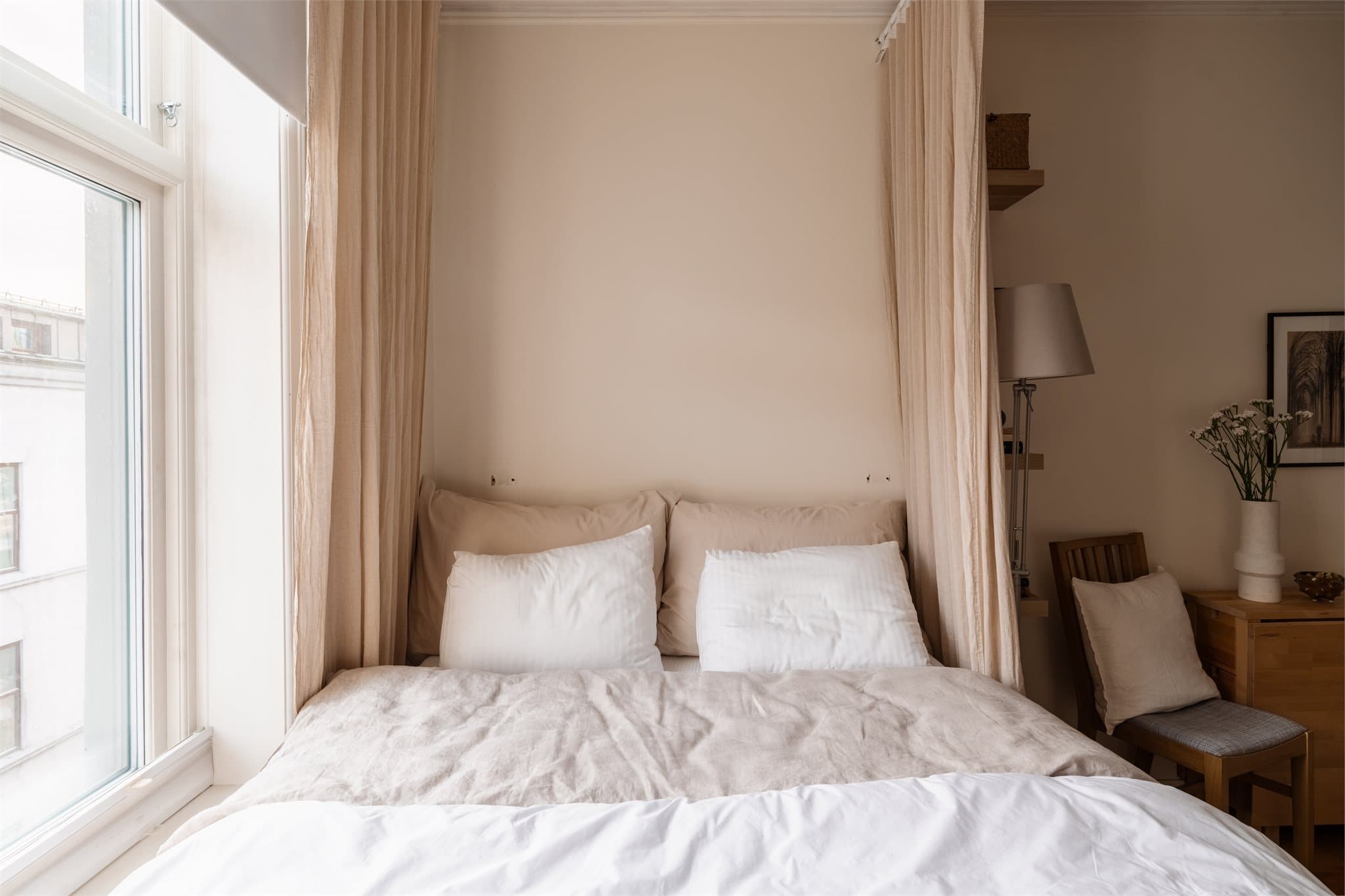 Sovealkoven er lun og tilbaketrukket, med plass til dobbeltseng.