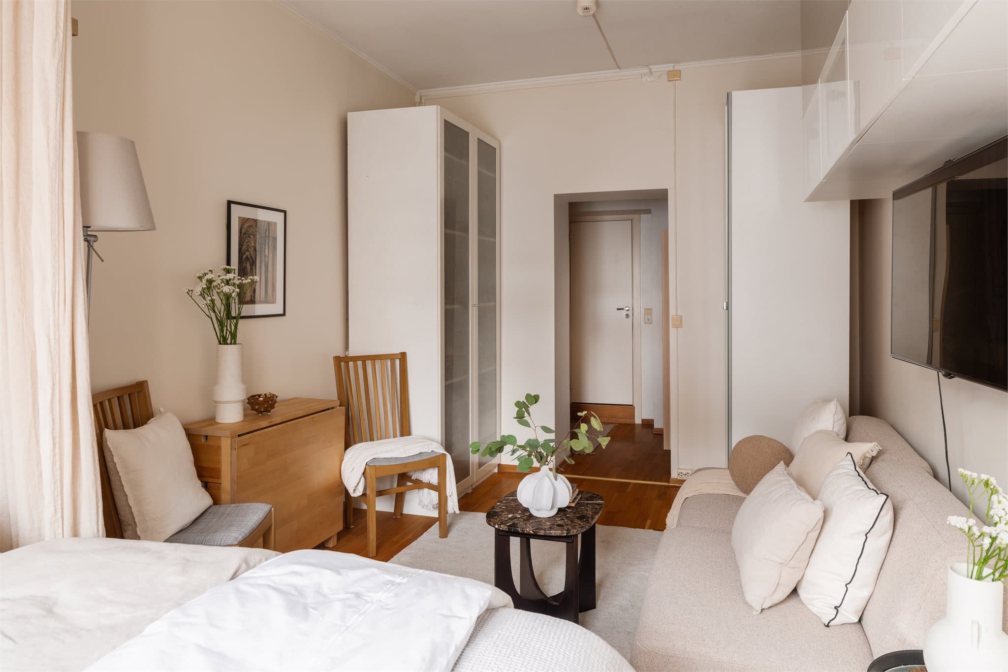 Leiligheten har en gjennomgående og åpen romfølelse, med parkett på gulv i stue og entré.