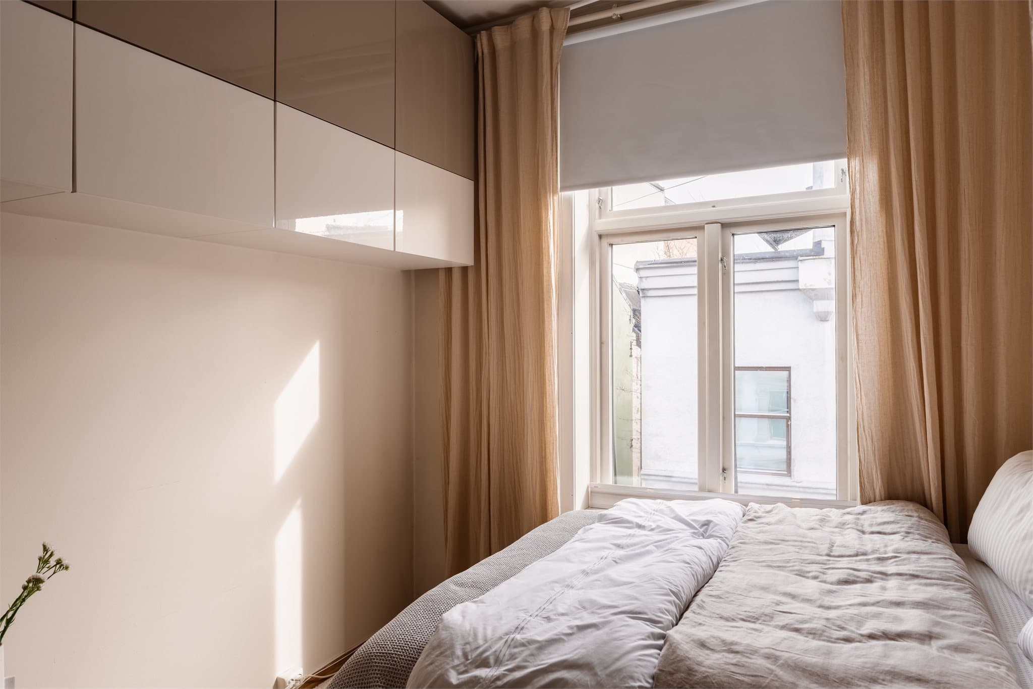 Vegger og himling har malte, slette overflater som bidrar til et helhetlig og rent uttrykk.