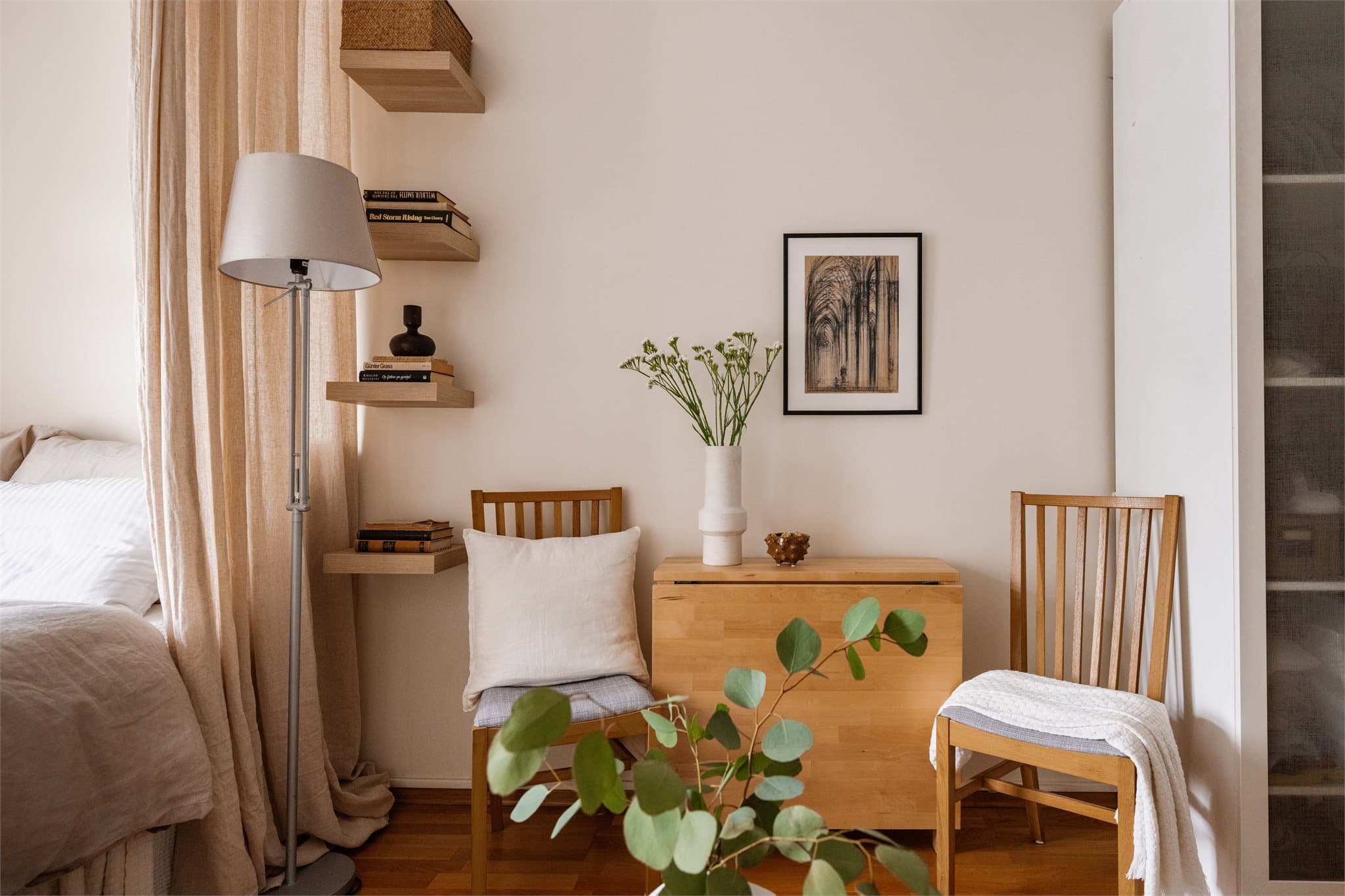 Rommet gir fleksibilitet for møblering, med plass til både spisebord og en sofa.