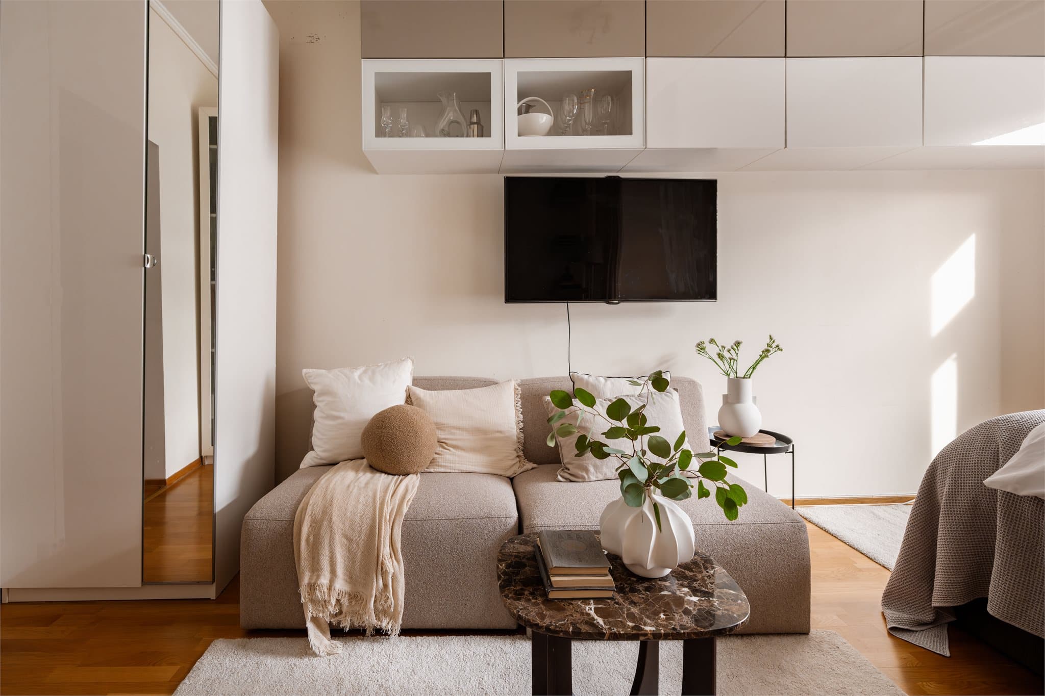 De smarte løsningene gjør leiligheten enkel å innrede og gir ekstra lagringsplass.