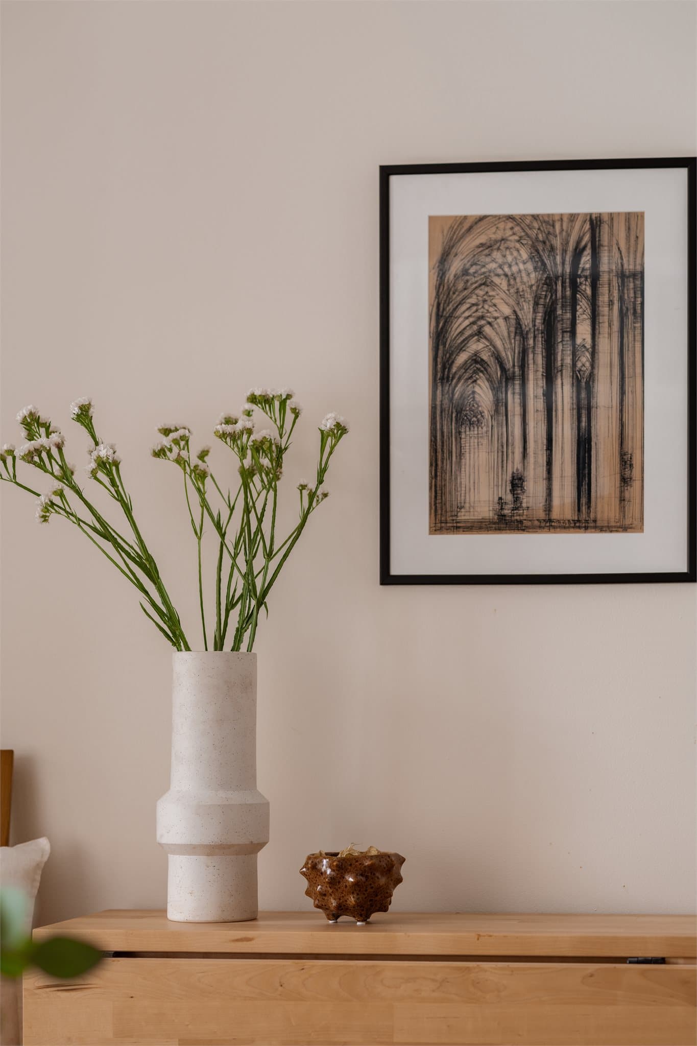 Lyse og nøytrale fargevalg gjør det enkelt å sette sitt eget preg på boligen.